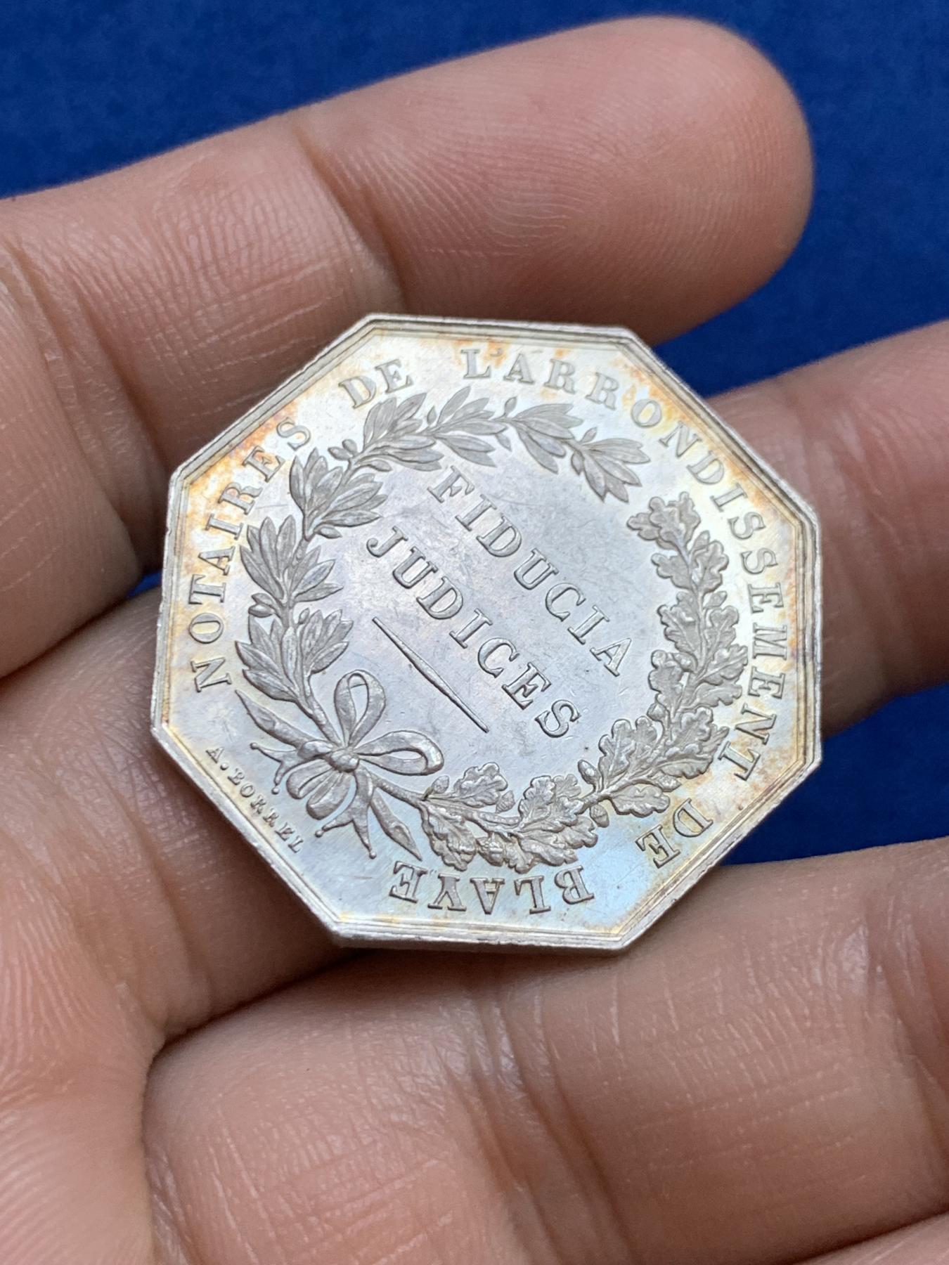 《竞宝斋》第271场-八角与章专场 周日，周一，周二  3场连拍 （全场包邮） 法国布莱公证人八角银质代币，13.12g，30.9mm，蜜蜂边铭