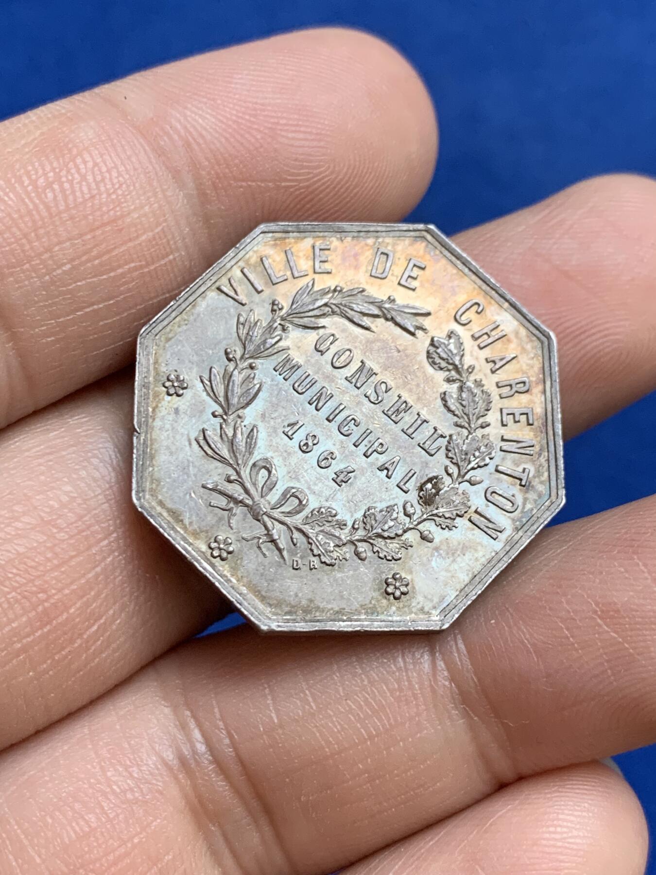 《竞宝斋》第271场-八角与章专场 周日，周一，周二  3场连拍 （全场包邮） 法国1864年夏朗东勒蓬市政管理八角银质代币，12.05g，28.9mm，1860-1879年蜜蜂边铭