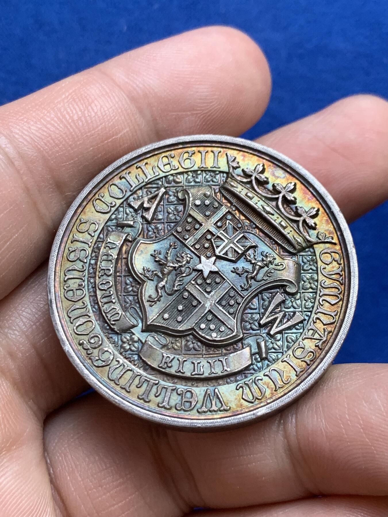 《竞宝斋》第271场-八角与章专场 周日，周一，周二  3场连拍 （全场包邮） 英国1910年惠灵顿学院银章，超高浮雕，37.99g，38.5mm，无边铭