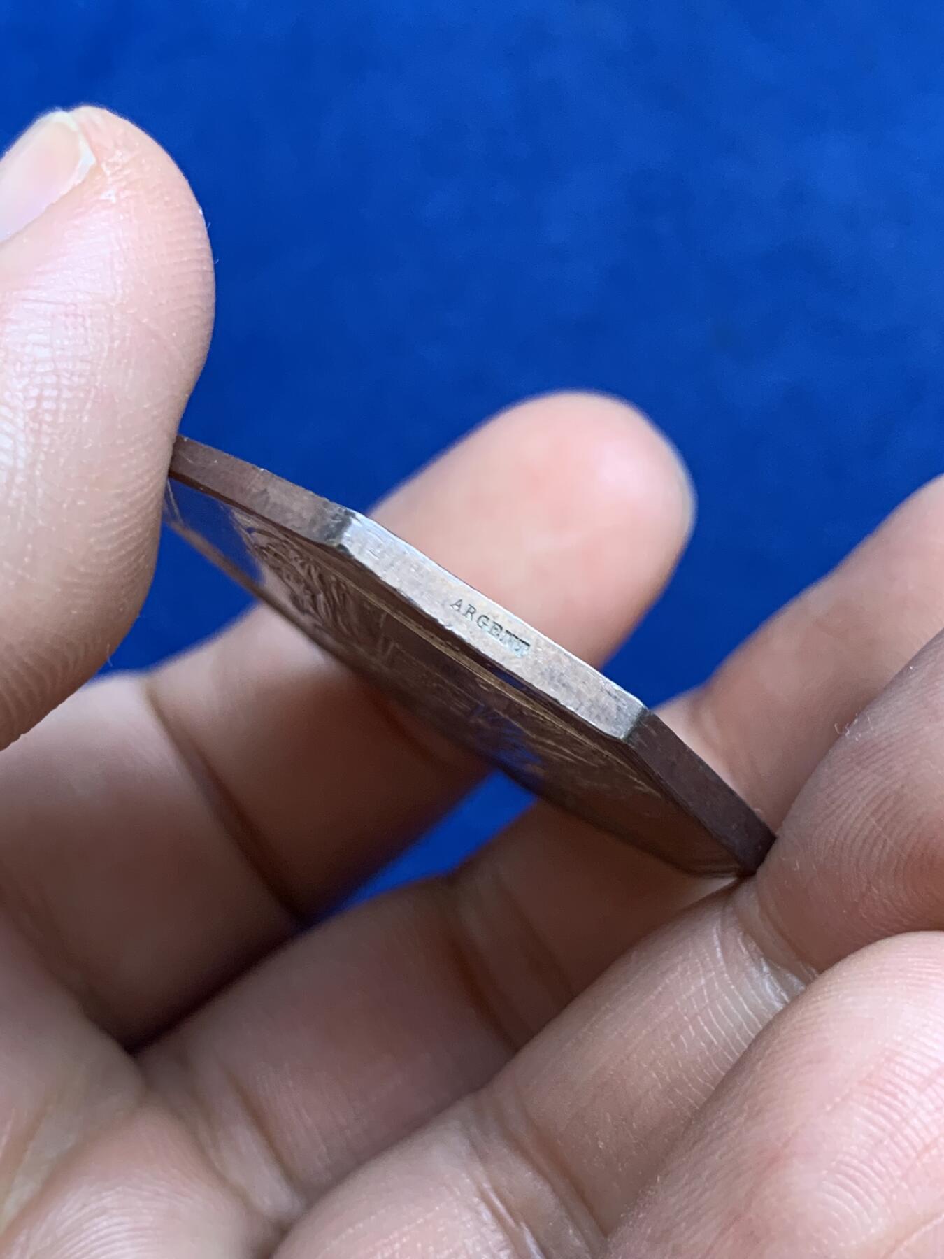 《竞宝斋》第271场-八角与章专场 周日，周一，周二  3场连拍 （全场包邮） 法国八角银章，法兰西银行，铭文：智慧决定财富，22.95g，36.6mm，手指边铭