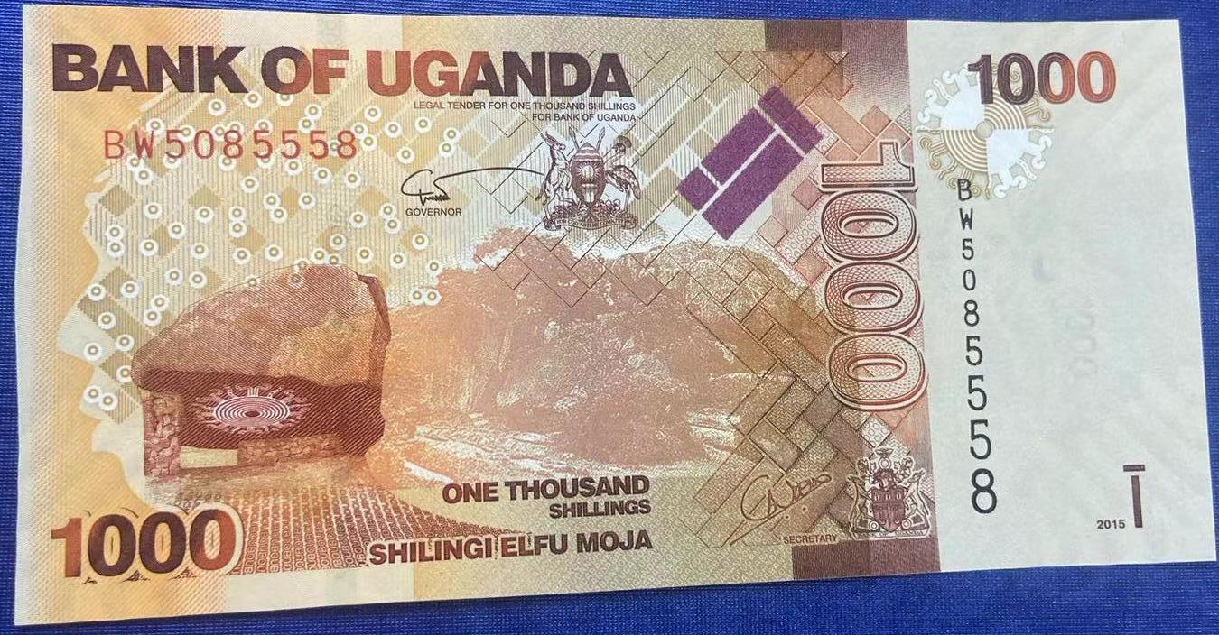 【炜奕收藏】世界精选纸币裸钞专场 2015年乌干达1000先令，UNC-品相，左边出厂裁切不均匀，号码数3无47，夹豹子号