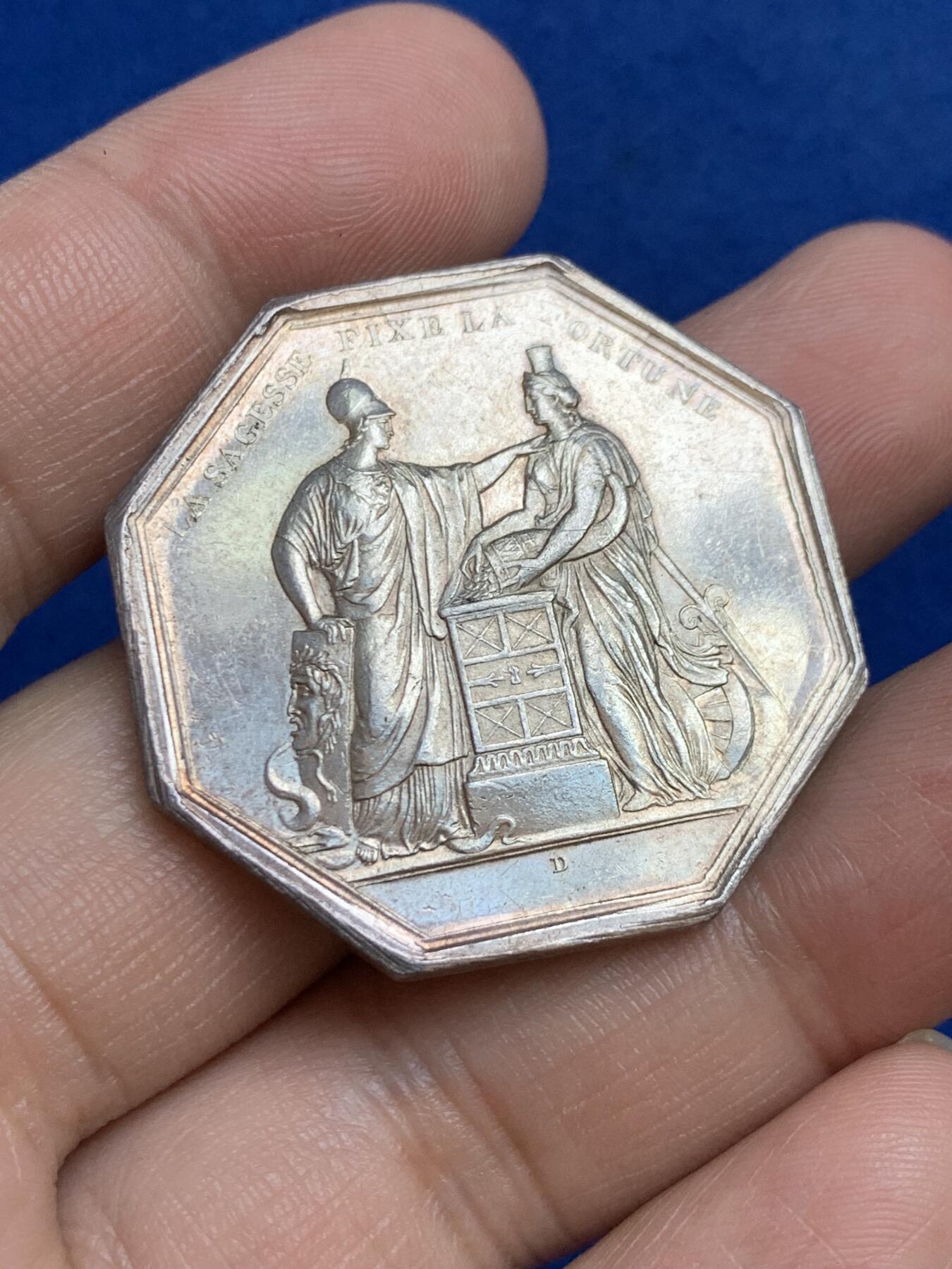 《竞宝斋》第271场-八角与章专场 周日，周一，周二  3场连拍 （全场包邮） 法国八角银章，法兰西银行，铭文：智慧决定财富，22.95g，36.6mm，手指边铭