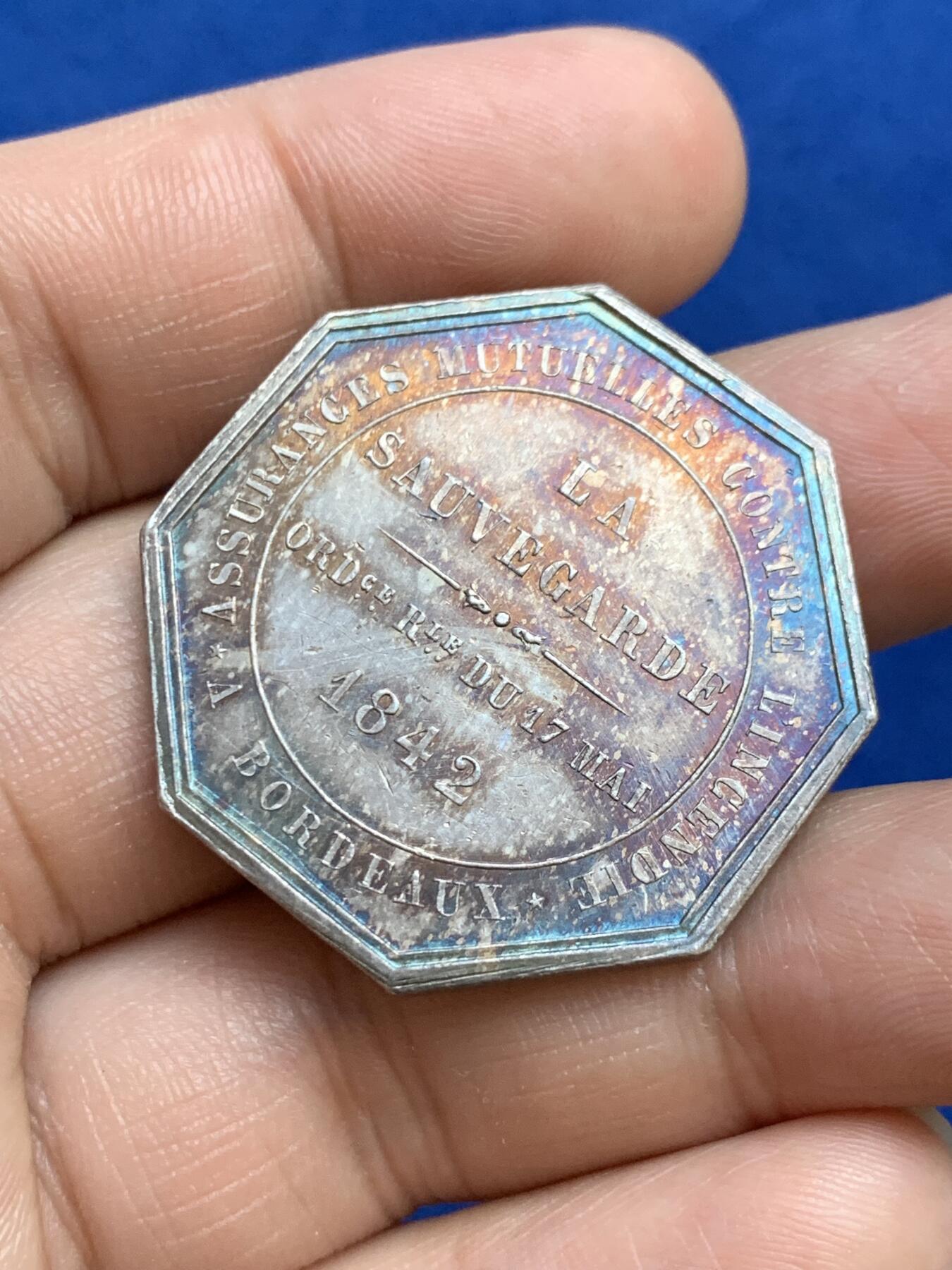 《竞宝斋》第271场-八角与章专场 周日，周一，周二  3场连拍 （全场包邮） 法国JETON银质八角，波尔多互助火灾保险公司，直径35.2毫米，重18.84克，边铭：1860-1879蜜蜂