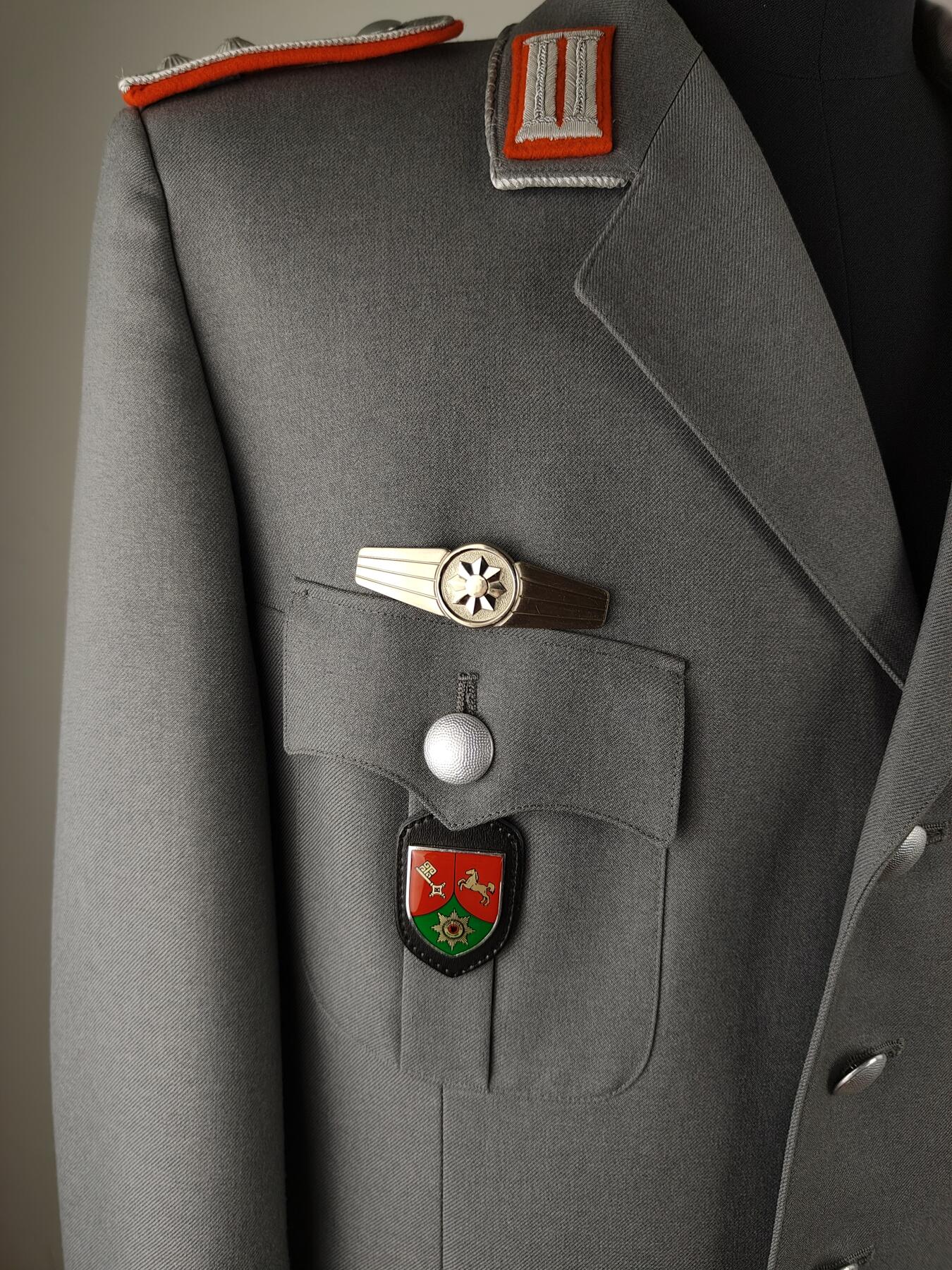 全场0元起拍 第158期 咸鱼国勋章拍卖专场 5月22日（周三）下午6：00开始 西德陆军宪兵尉官常服上衣 胸围 108 肩宽46 衣长84 袖长66 腰围76 裤长100