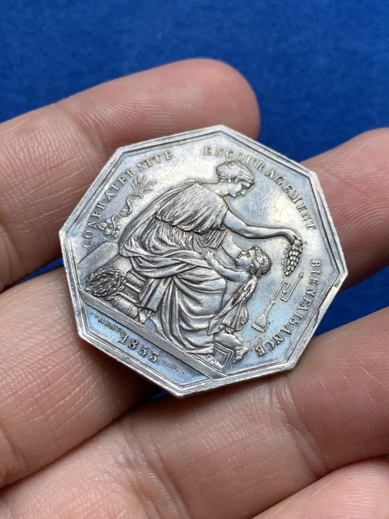 《竞宝斋》第271场-八角与章专场 周日，周一，周二  3场连拍 （全场包邮） 法国药剂师八角银质代币 15.8克 32.2mm 丰饶角边铭