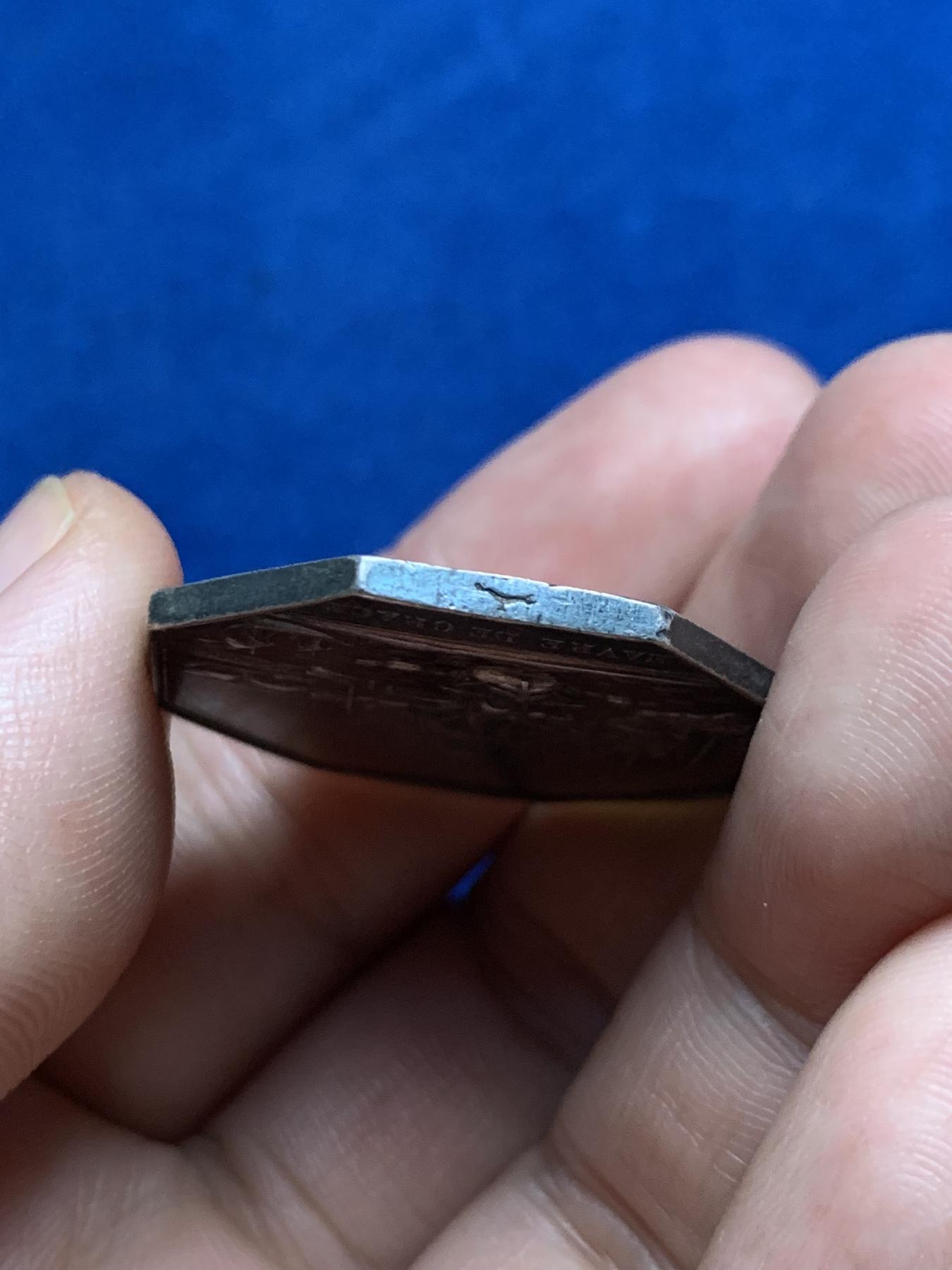 《竞宝斋》第271场-八角与章专场 周日，周一，周二  3场连拍 （全场包邮） 法国勒阿弗尔商会八角银质代币 14克 31.9mm 神灯边铭 人像面左右有打磨痕迹