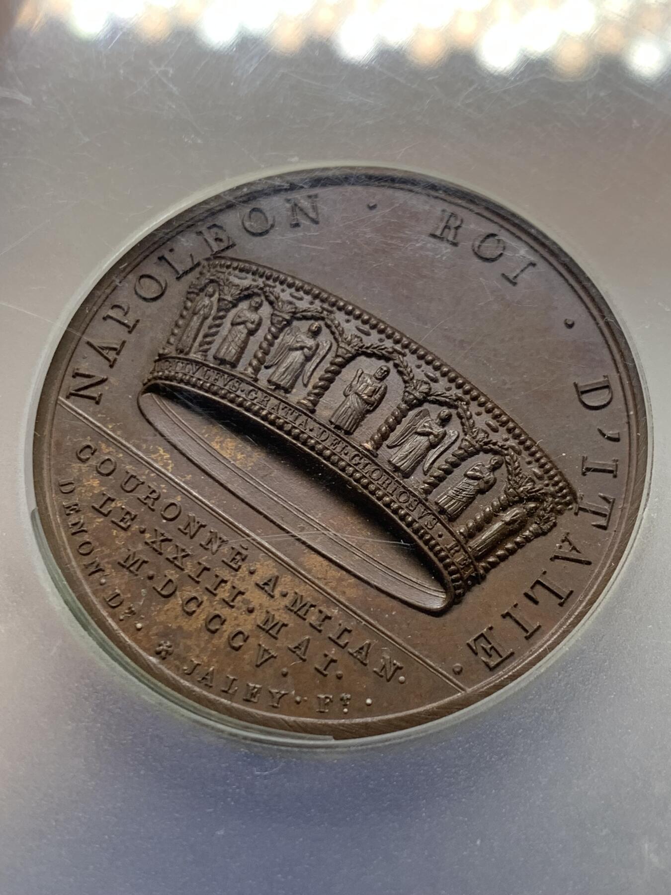 《竞宝斋》第269场- 周日，周一，周二  3场连拍 （全场包邮） PCGS SP64 法国1805年拿破仑一世米兰大加冕原铸铜章 背面历史上著名的铁王冠 纪念拿破仑在米兰大教堂加冕为意大利国王 要当整个欧陆的皇帝 霸气大盒 适合桌面摆放