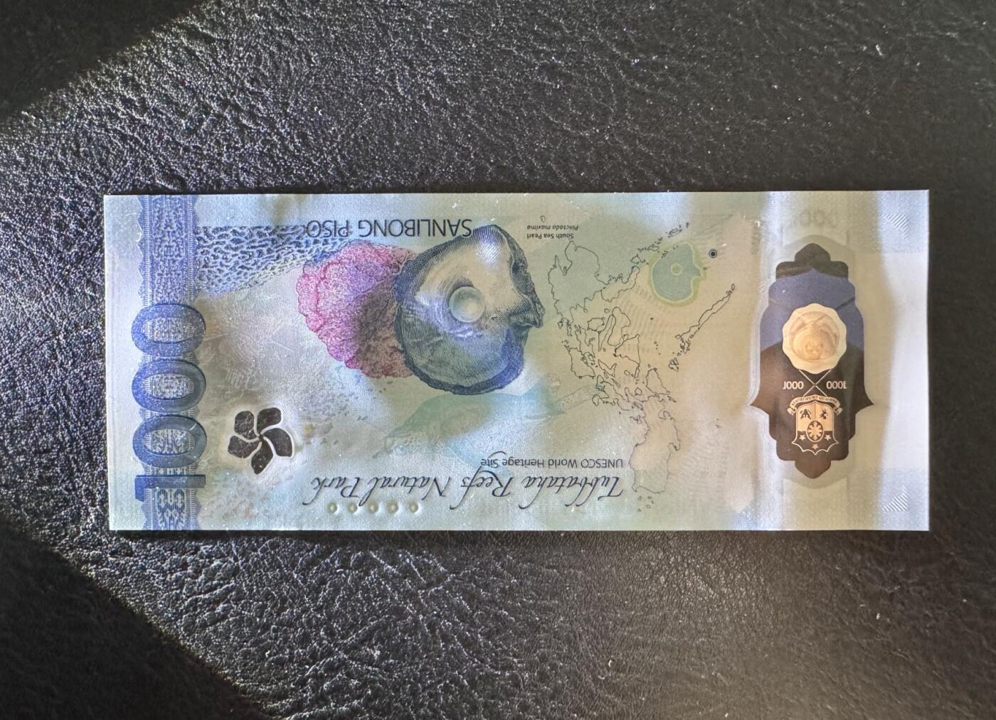 收藏联盟Quantum Auction 第347期拍卖  菲律宾2022年1000比索 品相UNC 边缘微瑕   获奖作品 国鸟 食猿雕