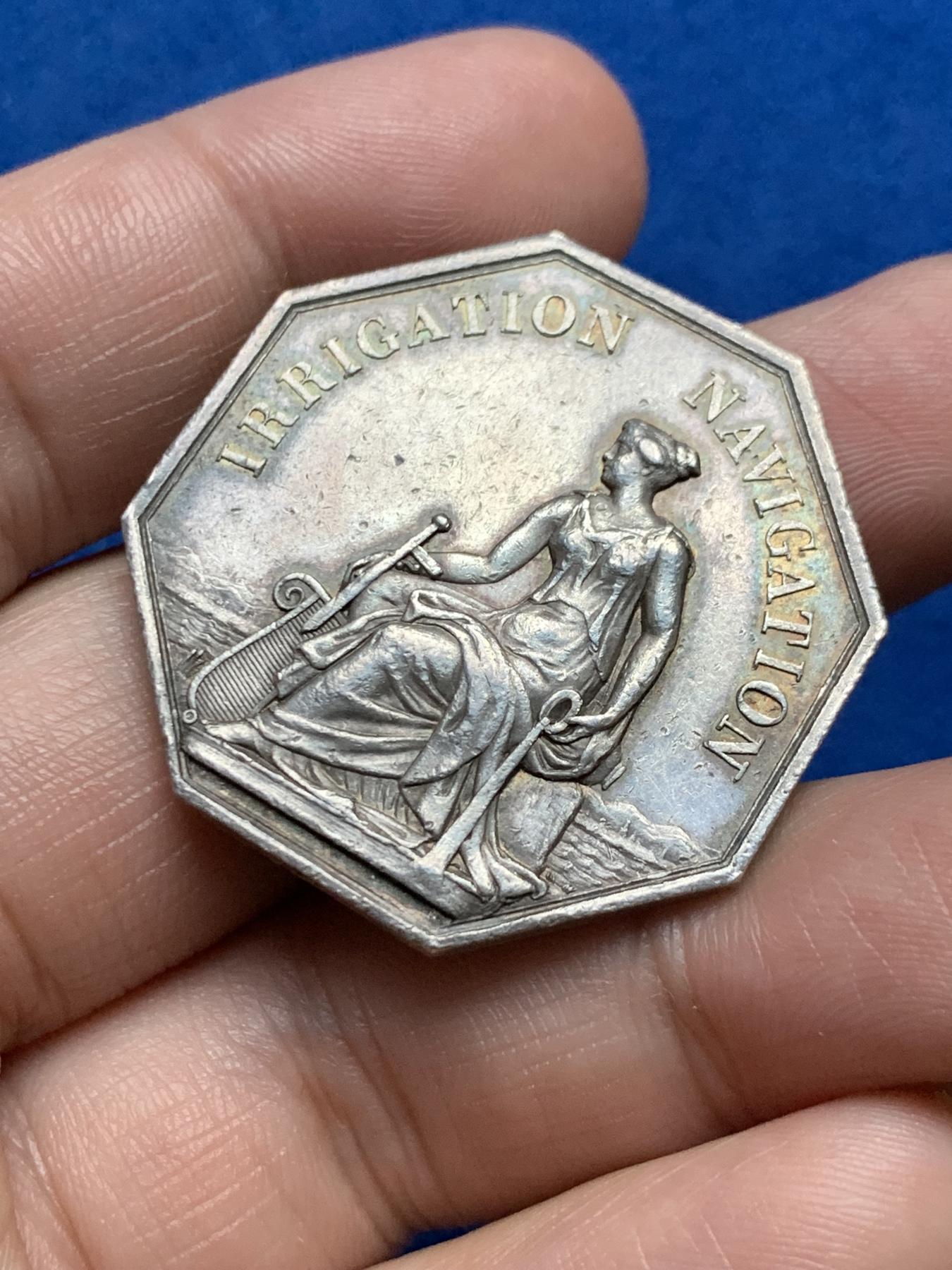 《竞宝斋》第271场-八角与章专场 周日，周一，周二  3场连拍 （全场包邮） 法国皮埃尔拉特运河八角银质代币 19.2克 35.1mm 神灯边铭