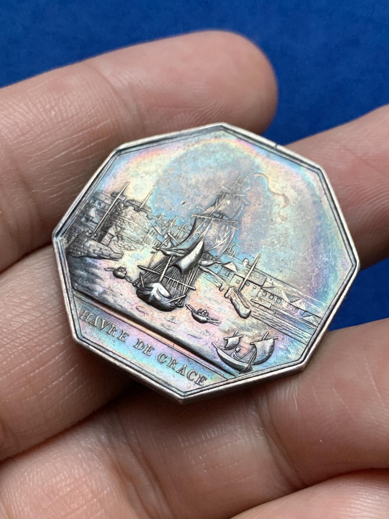 《竞宝斋》第271场-八角与章专场 周日，周一，周二  3场连拍 （全场包邮） 法国勒阿弗尔商会八角银质代币 14克 31.9mm 神灯边铭 人像面左右有打磨痕迹