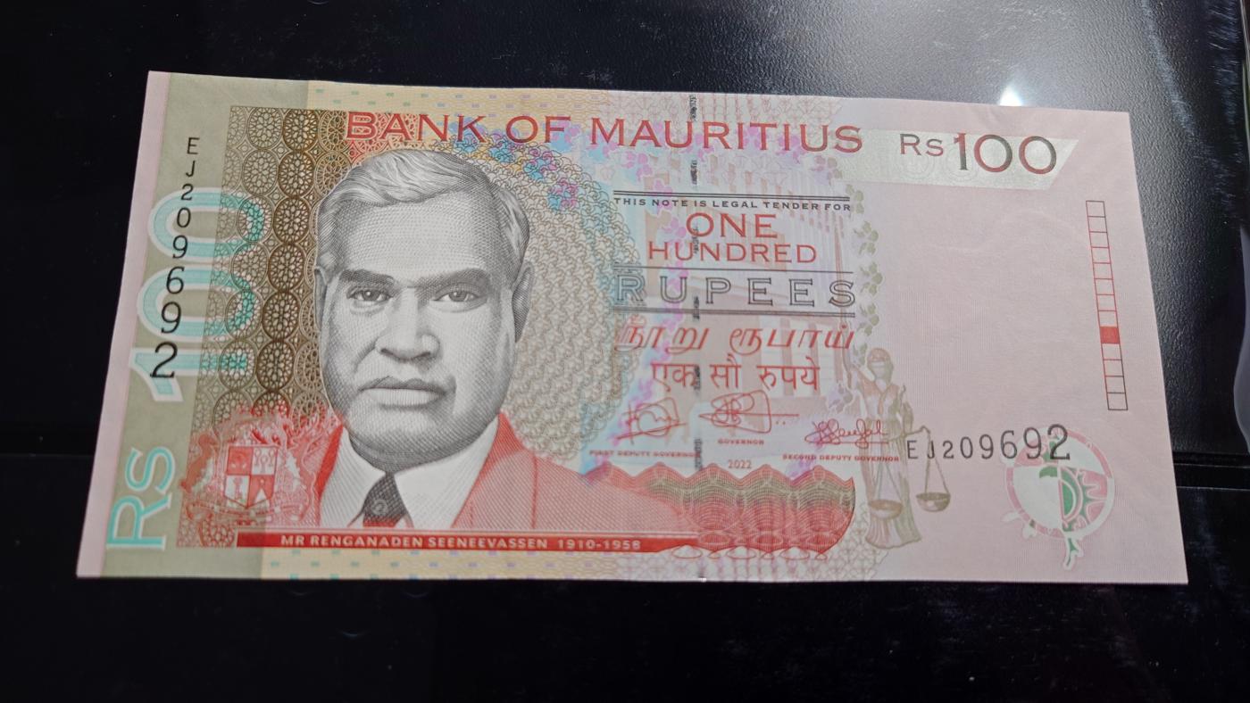 【世界钱币】精选微拍第106期暨2024年第17期  评级裸钞杂烩场 2022年毛里求斯100卢比 全新绝品无47尾号692