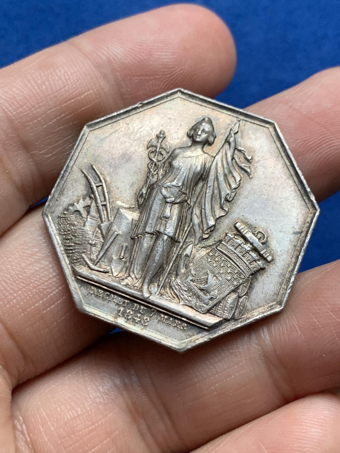 《竞宝斋》第271场-八角与章专场 周日，周一，周二  3场连拍 （全场包邮） 法国巴黎贴现银行八角银质代币 21克 34.7mm 菱形边铭