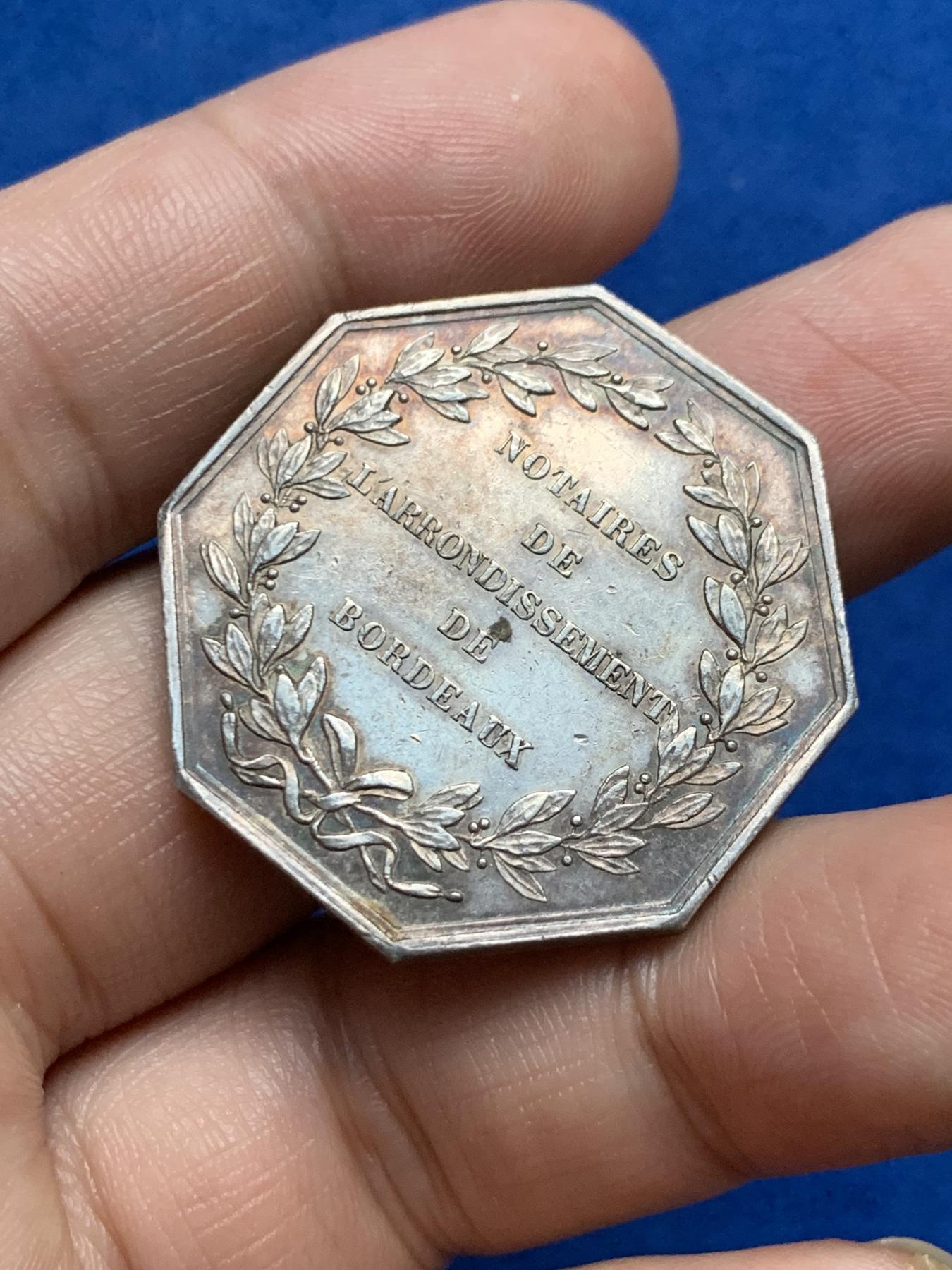 《竞宝斋》第271场-八角与章专场 周日，周一，周二  3场连拍 （全场包邮） 法国波尔多公证处八角银质代币 17.6克 33.5mm 蜜蜂边铭