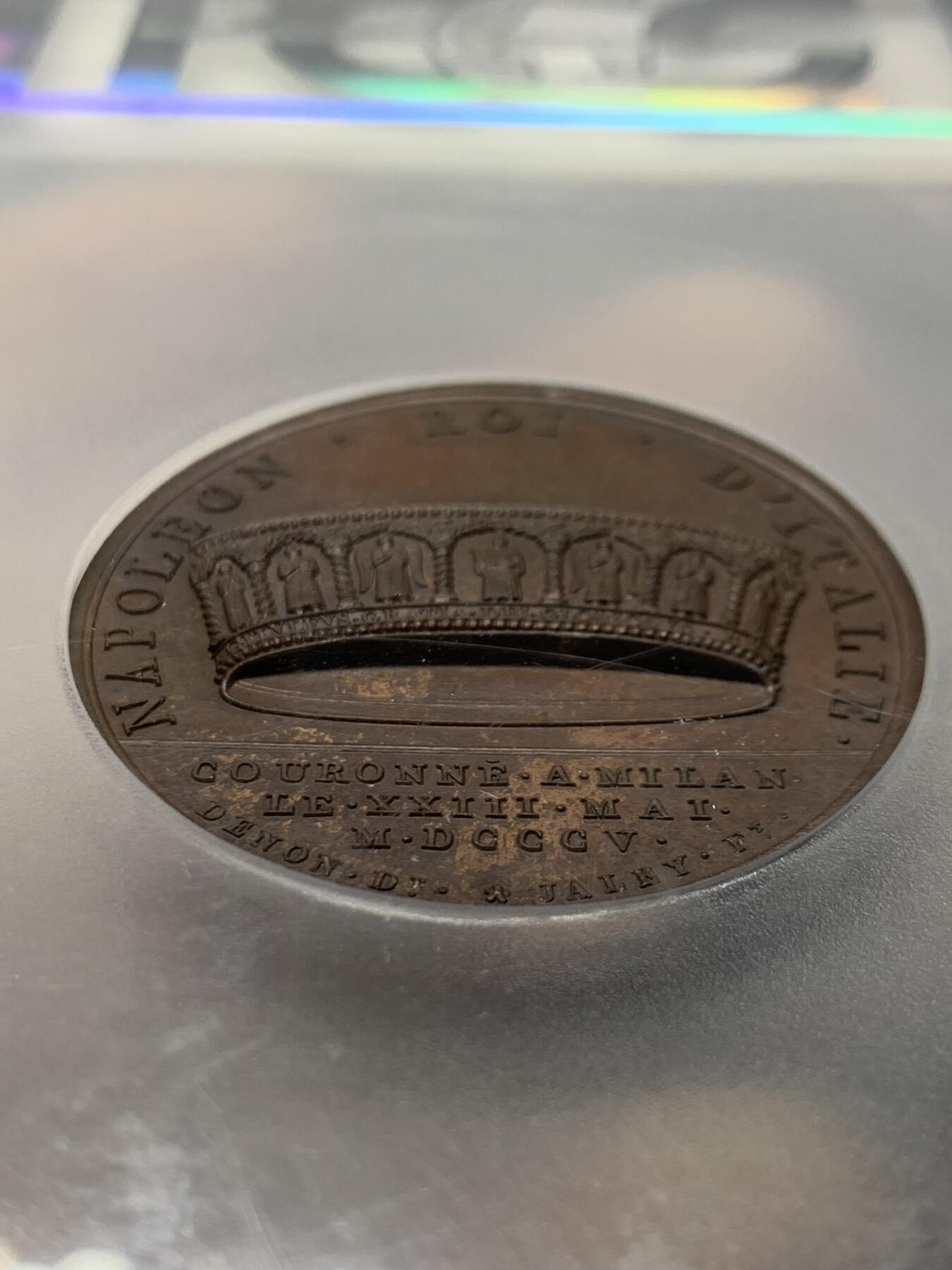 《竞宝斋》第269场- 周日，周一，周二  3场连拍 （全场包邮） PCGS SP64 法国1805年拿破仑一世米兰大加冕原铸铜章 背面历史上著名的铁王冠 纪念拿破仑在米兰大教堂加冕为意大利国王 要当整个欧陆的皇帝 霸气大盒 适合桌面摆放