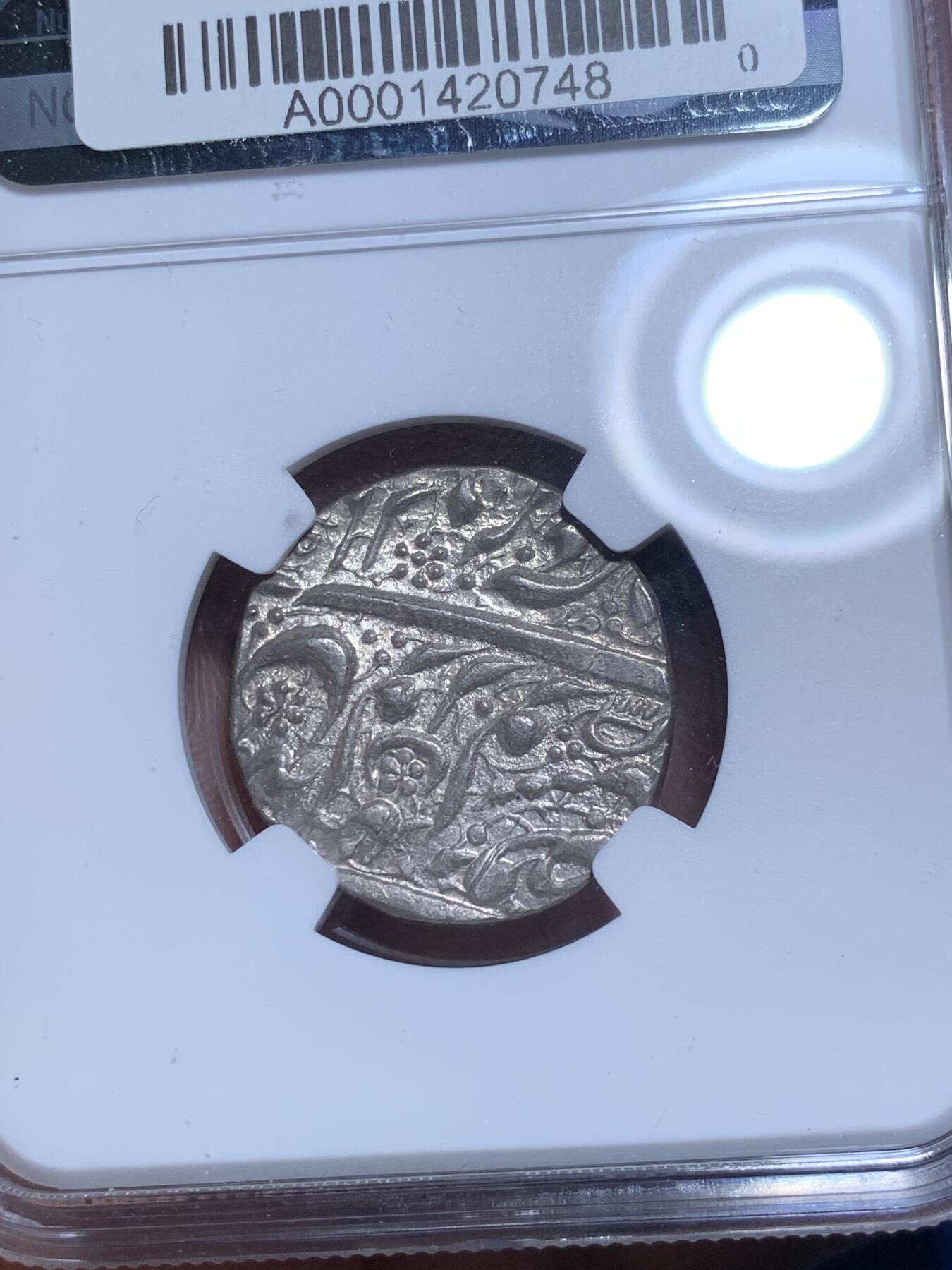 《竞宝斋》第269场- 周日，周一，周二  3场连拍 （全场包邮） NGC MS61 北印度锡克帝国VS1884年（公元1827年）卢比银币 直径约22mm 币重约11克 币文为波斯语 正面为菩提叶和造币地阿姆利则 以及维克拉姆历（V.S.）写就的具体打制年份