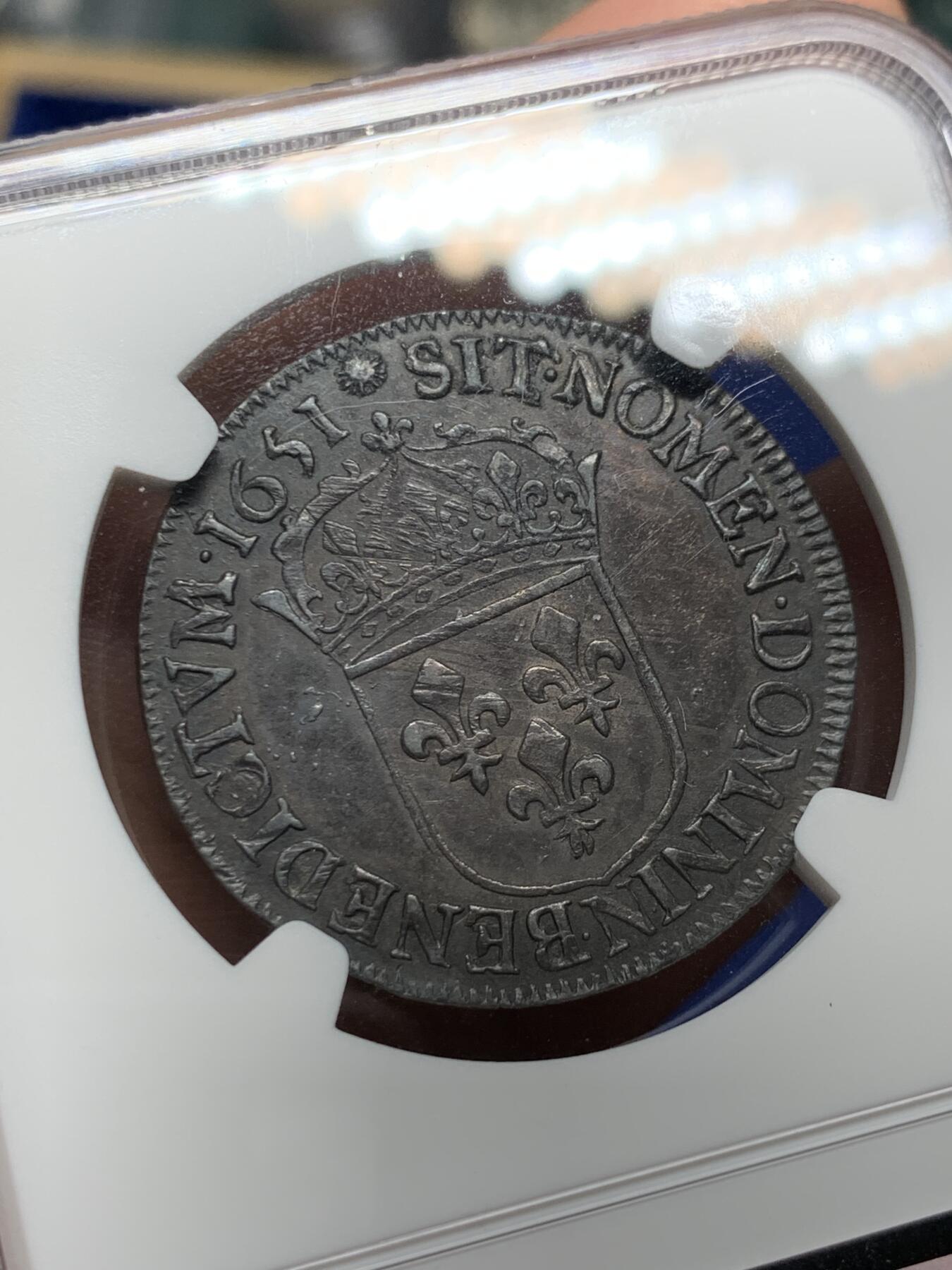 《竞宝斋》第269场- 周日，周一，周二  3场连拍 （全场包邮） NGC XFD 法国1651N 路易十四半埃居银币 距今快400年的东西 出分率较低的品种 通体黑彩 打制清晰 减重痕极少 AUD砸盒变XFD 很无语