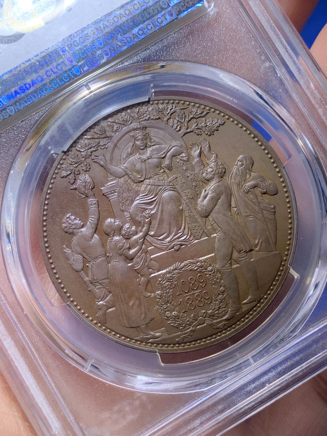 《竞宝斋》第269场- 周日，周一，周二  3场连拍 （全场包邮） PCGS SP63BN 1889年德国萨克森韦廷王朝800周年5马克铜样币 稀少品种 设计精美大气 支撑架小磕