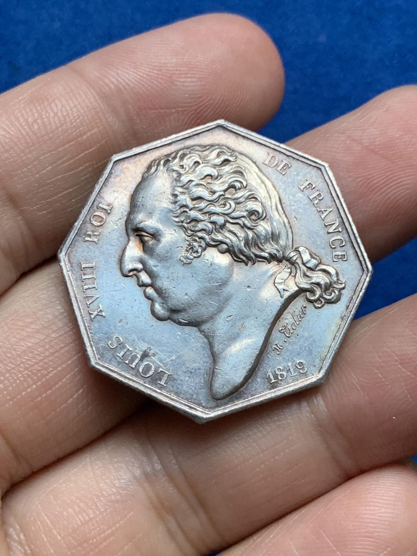 《竞宝斋》第271场-八角与章专场 周日，周一，周二  3场连拍 （全场包邮） 法国1819路易十八市议会八角银质代币 14.35克 31.9mm 早期无边铭