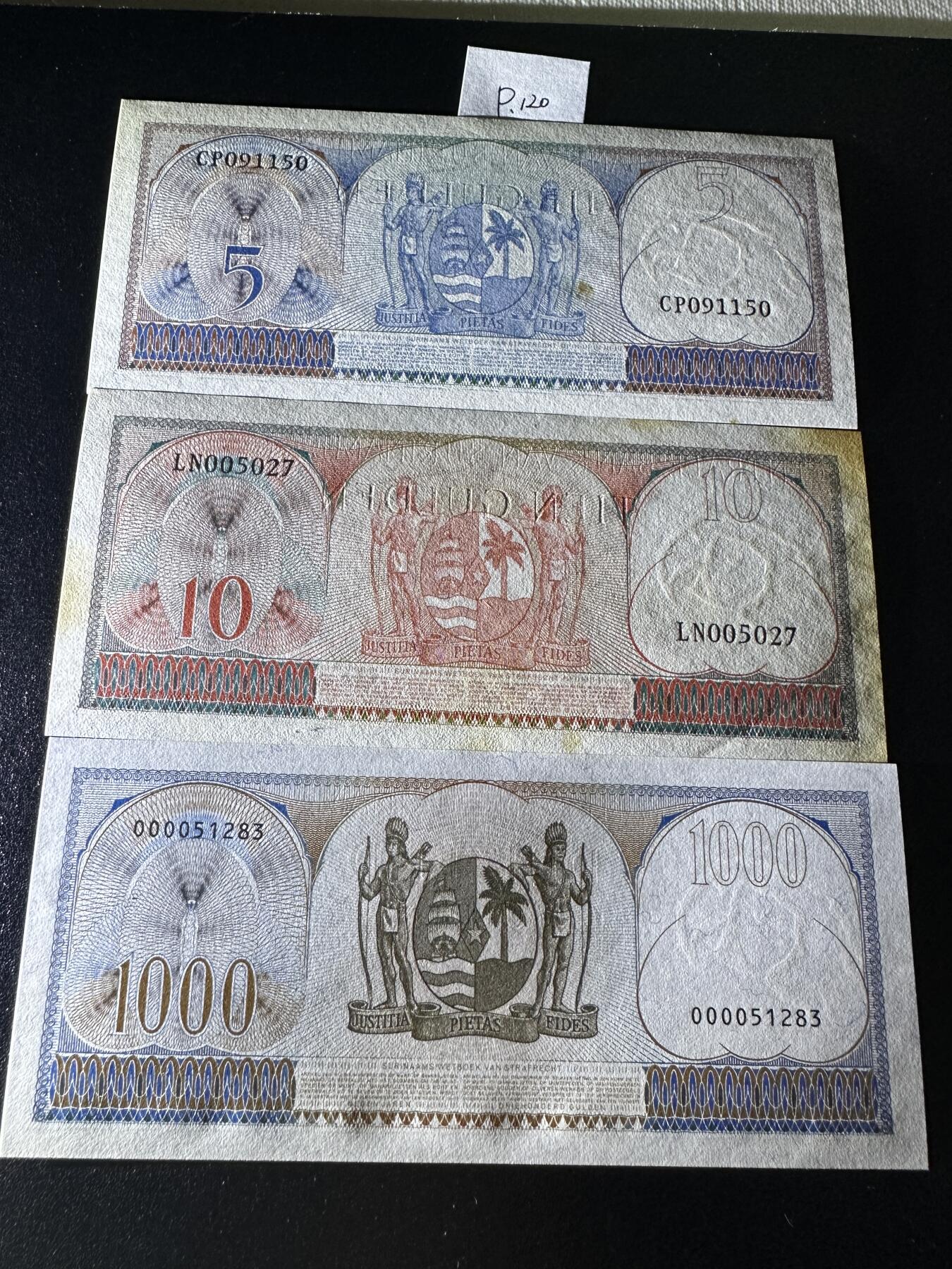 《外钞收藏家》第三百七十期（美洲纸币+其他） 苏里南1963年版套币，5/10/1000盾，3枚	P120-124 一张有黄 其他全新