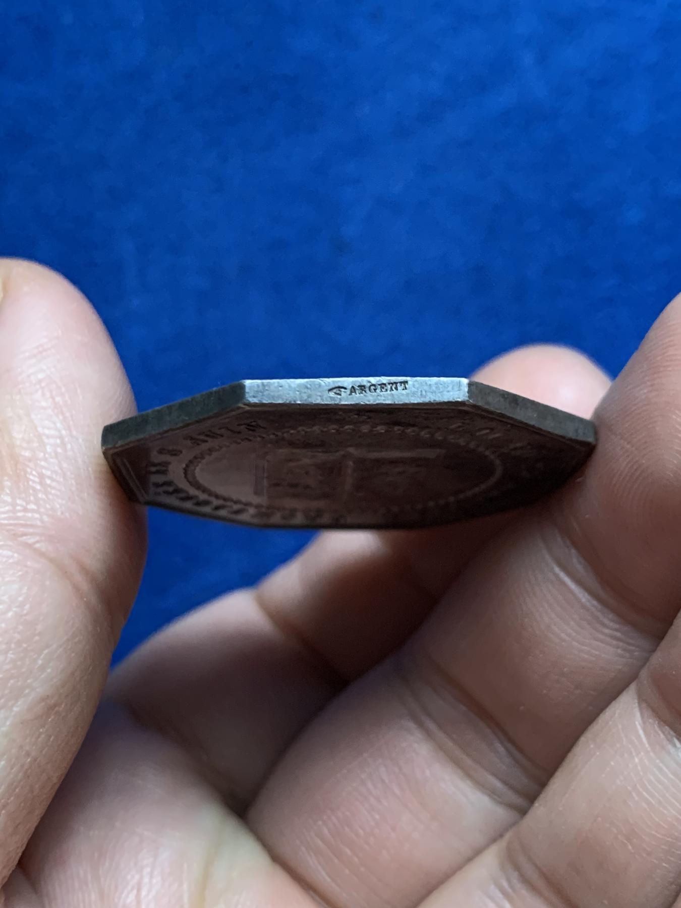 《竞宝斋》第271场-八角与章专场 周日，周一，周二  3场连拍 （全场包邮） 法国公平正义女神八角银质代币 19克 35.4mm 手指边铭