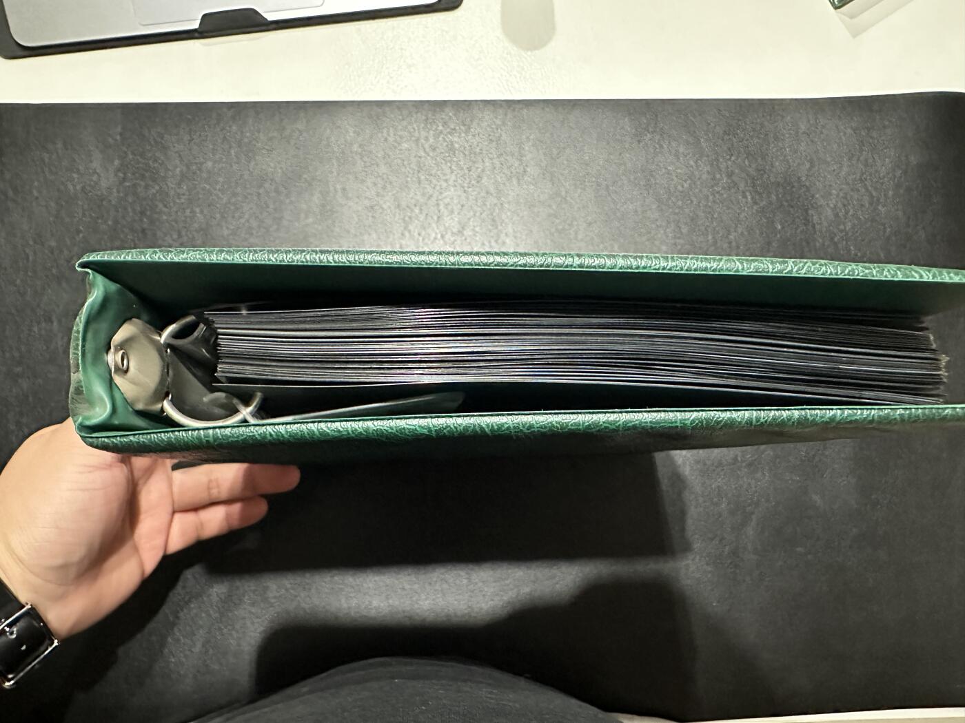 《外钞收藏家》第三百七十期（美洲纸币+其他） 德国绿色灯塔收藏册1本，带3格+黑色分隔页（30页+31页），二手