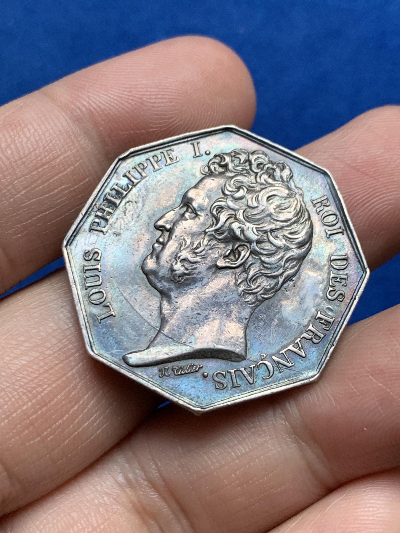 《竞宝斋》第271场-八角与章专场 周日，周一，周二  3场连拍 （全场包邮） 法国勒阿弗尔商会八角银质代币 14克 31.9mm 神灯边铭 人像面左右有打磨痕迹