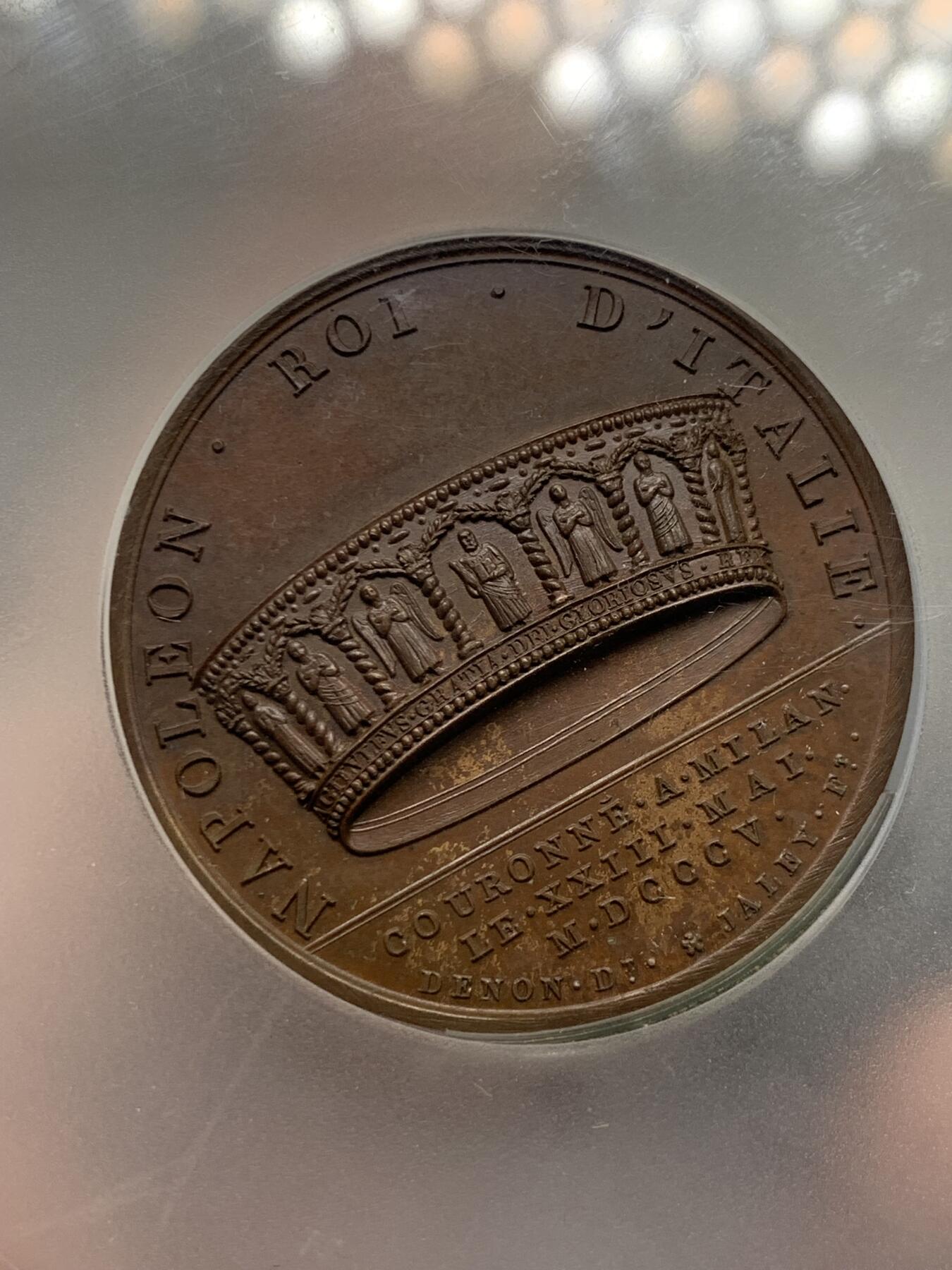 《竞宝斋》第269场- 周日，周一，周二  3场连拍 （全场包邮） PCGS SP64 法国1805年拿破仑一世米兰大加冕原铸铜章 背面历史上著名的铁王冠 纪念拿破仑在米兰大教堂加冕为意大利国王 要当整个欧陆的皇帝 霸气大盒 适合桌面摆放