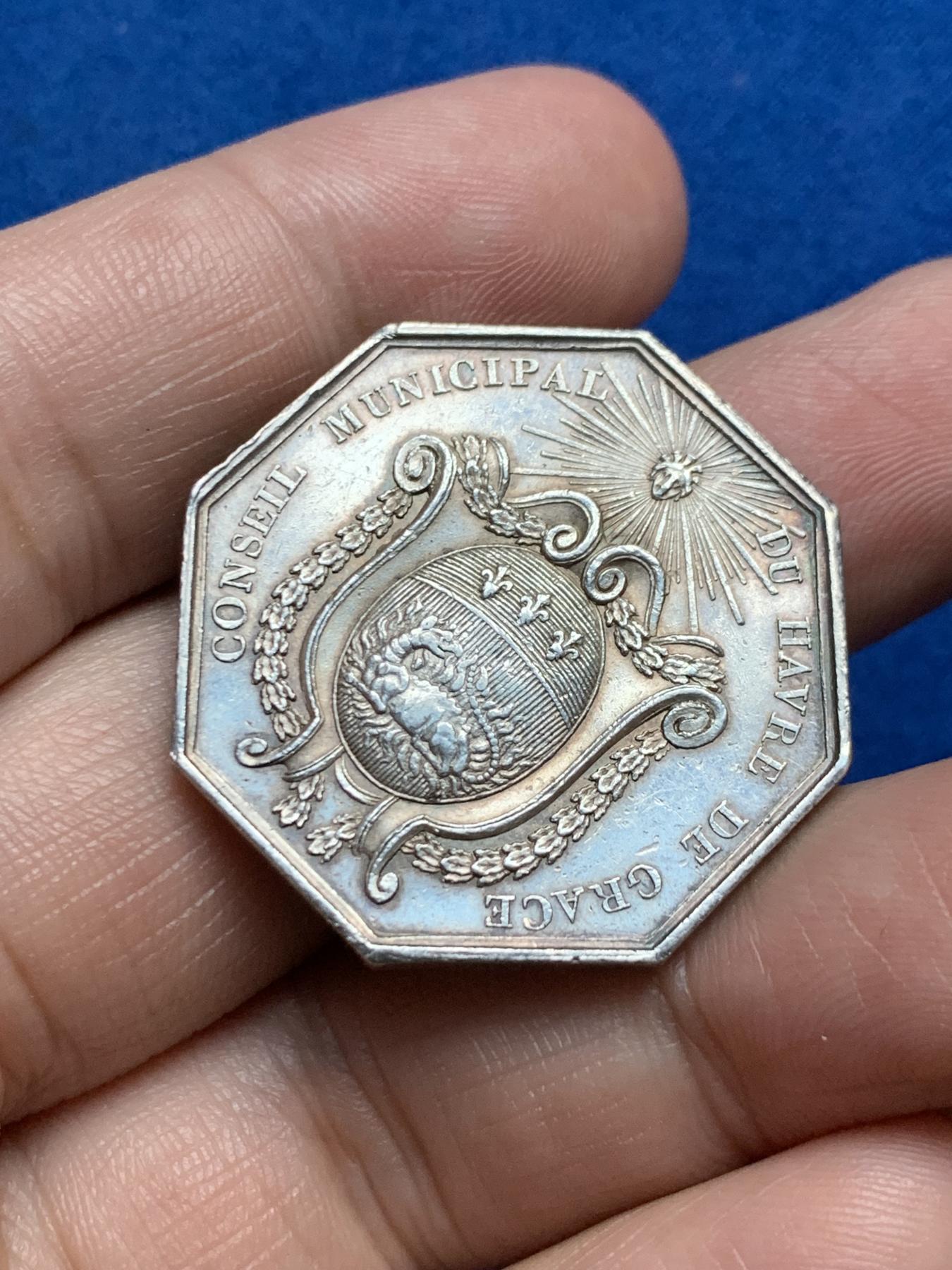 《竞宝斋》第271场-八角与章专场 周日，周一，周二  3场连拍 （全场包邮） 法国1819路易十八市议会八角银质代币 14.35克 31.9mm 早期无边铭