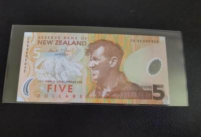 Triple S 第33期 - 1999新西兰5元塑料钞，趣味号594945，全新UNC