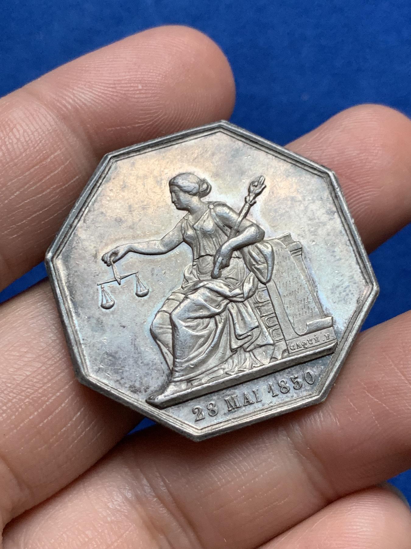 《竞宝斋》第271场-八角与章专场 周日，周一，周二  3场连拍 （全场包邮） 法国公平正义女神八角银质代币 19克 35.4mm 手指边铭