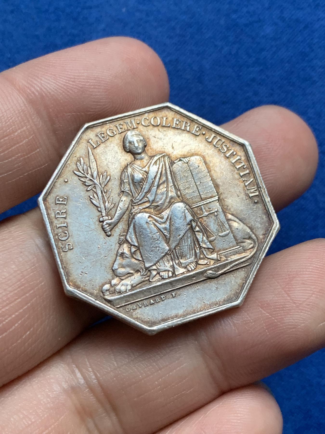 《竞宝斋》第271场-八角与章专场 周日，周一，周二  3场连拍 （全场包邮） 法国农业协会八角银质代币 17.48克 32.9mm 手指边铭