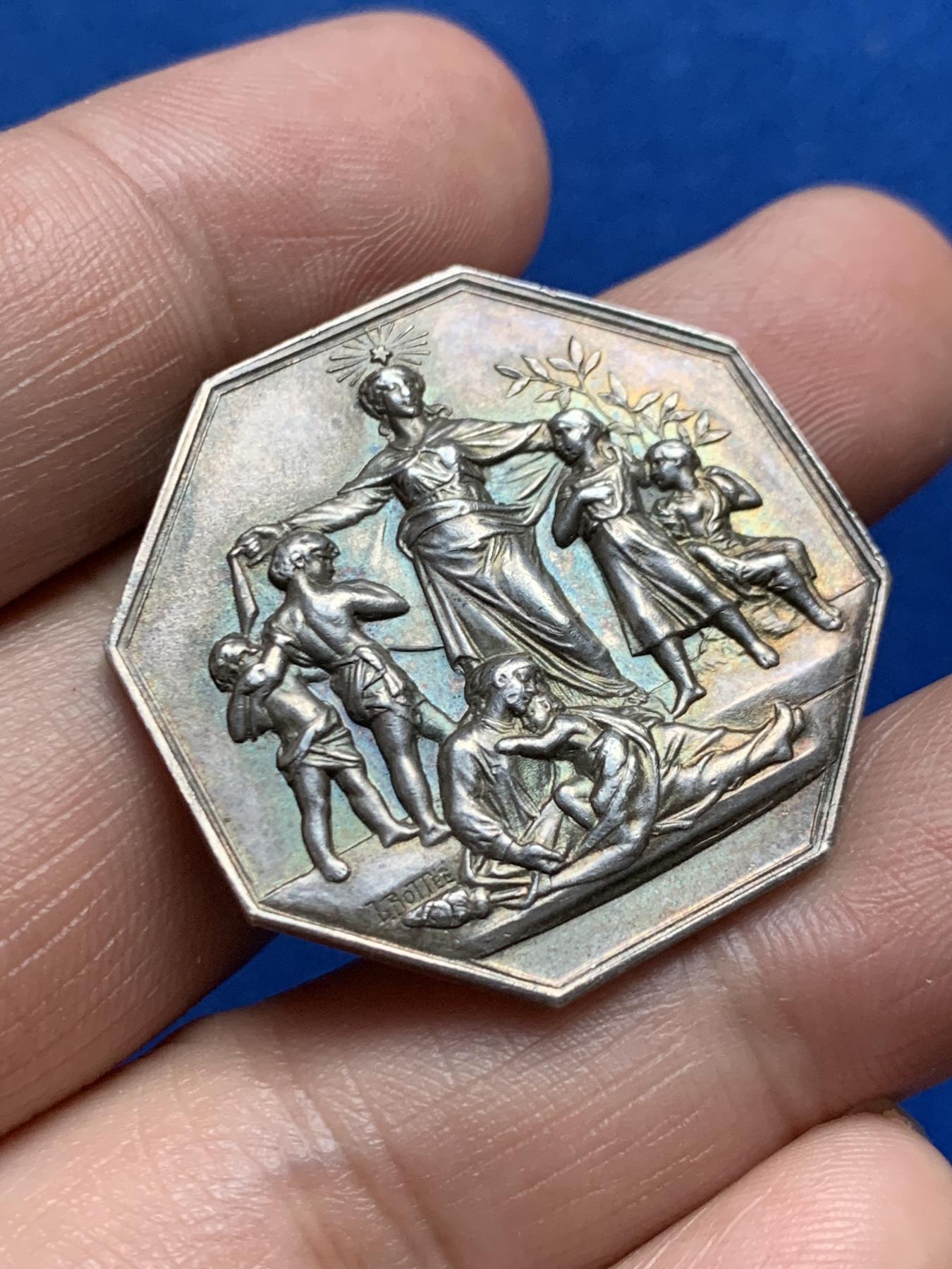 《竞宝斋》第271场-八角与章专场 周日，周一，周二  3场连拍 （全场包邮） 法国法国 1878 奥尔良 慈善会 八角银质代币 16.24克 32.5mm 丰饶角边铭