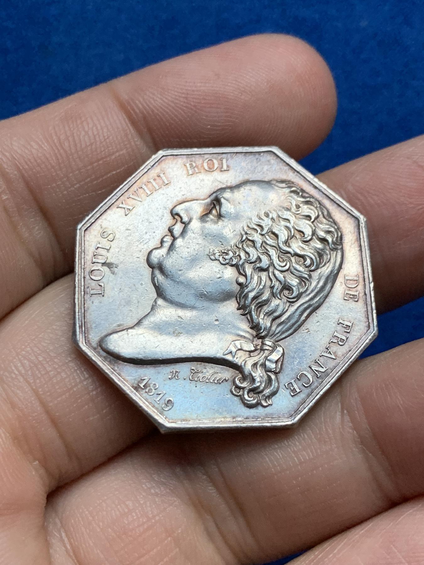 《竞宝斋》第271场-八角与章专场 周日，周一，周二  3场连拍 （全场包邮） 法国1819路易十八市议会八角银质代币 14.35克 31.9mm 早期无边铭