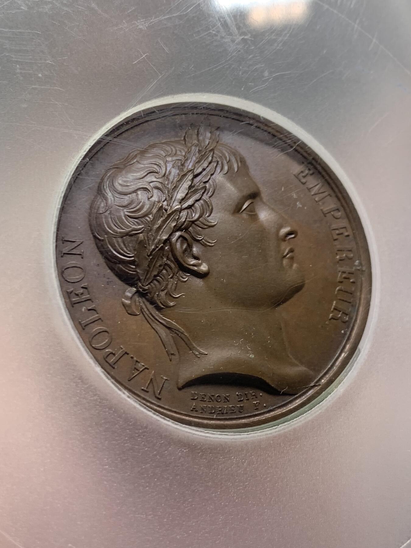 《竞宝斋》第269场- 周日，周一，周二  3场连拍 （全场包邮） PCGS SP64 法国1805年拿破仑一世米兰大加冕原铸铜章 背面历史上著名的铁王冠 纪念拿破仑在米兰大教堂加冕为意大利国王 要当整个欧陆的皇帝 霸气大盒 适合桌面摆放