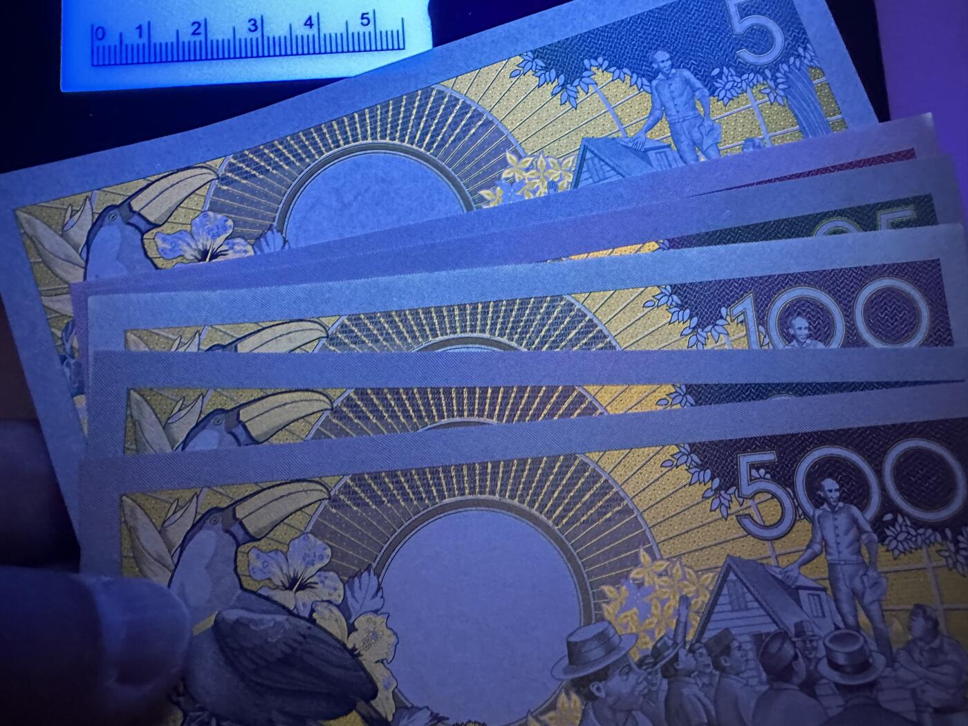 《外钞收藏家》第三百七十期（美洲纸币+其他） 苏里南1986-88年版套币，5/10/25/100/250/500盾，6枚难得的全套	P130-135 全新 个别极轻微潮 100有软折