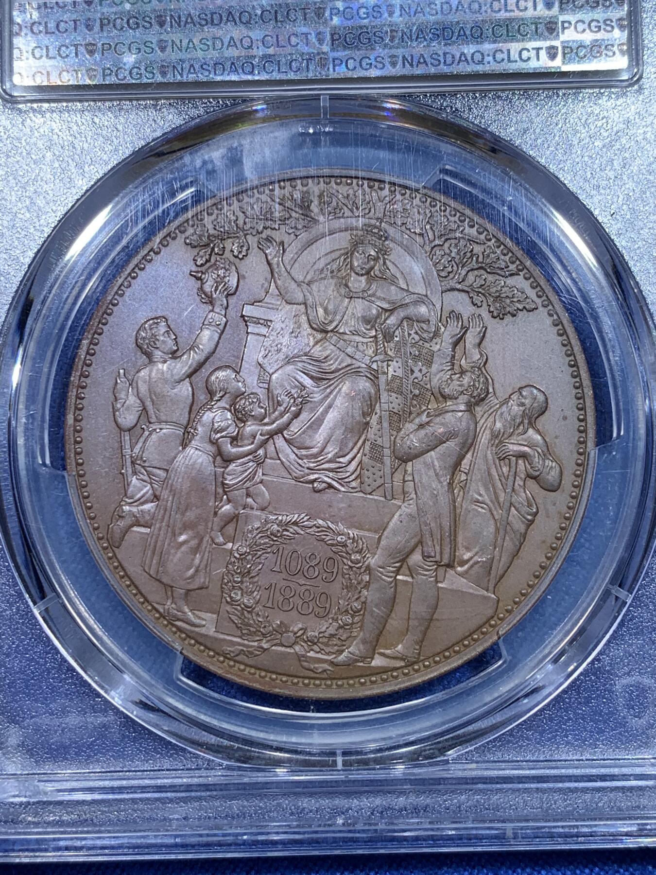 《竞宝斋》第269场- 周日，周一，周二  3场连拍 （全场包邮） PCGS SP63BN 1889年德国萨克森韦廷王朝800周年5马克铜样币 稀少品种 设计精美大气 支撑架小磕