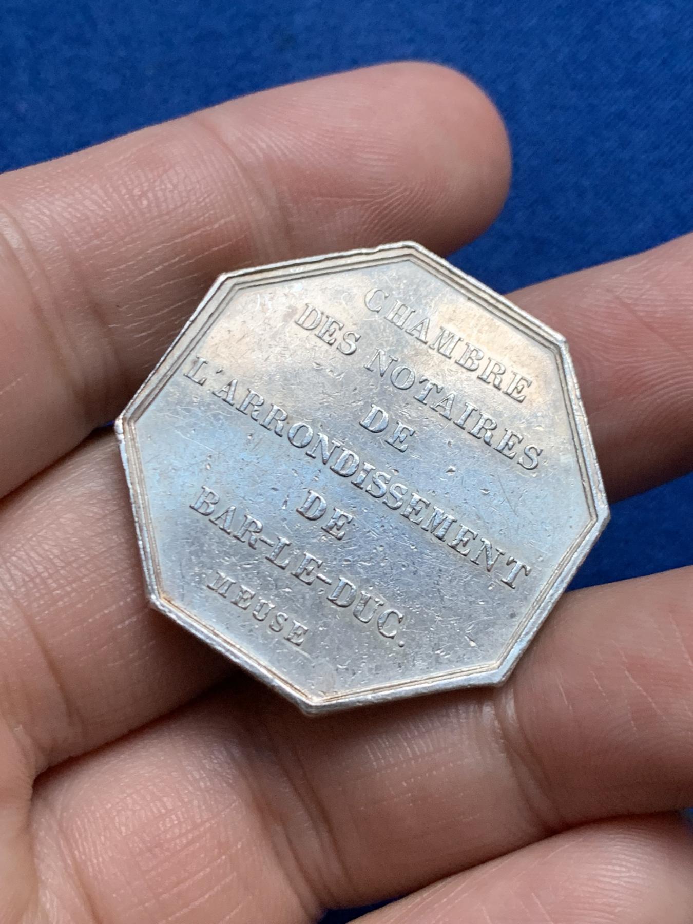 《竞宝斋》第271场-八角与章专场 周日，周一，周二  3场连拍 （全场包邮） 法国农业协会八角银质代币 17.48克 32.9mm 手指边铭