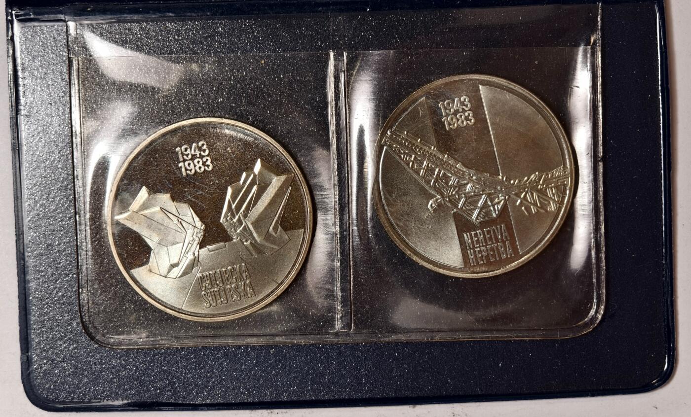 紫瑗钱币——第352期拍卖 南斯拉夫 1983年 纳诺维河战役和苏捷斯卡河战役 40周年 纪念币 纪念币 2枚套 精制 原包装