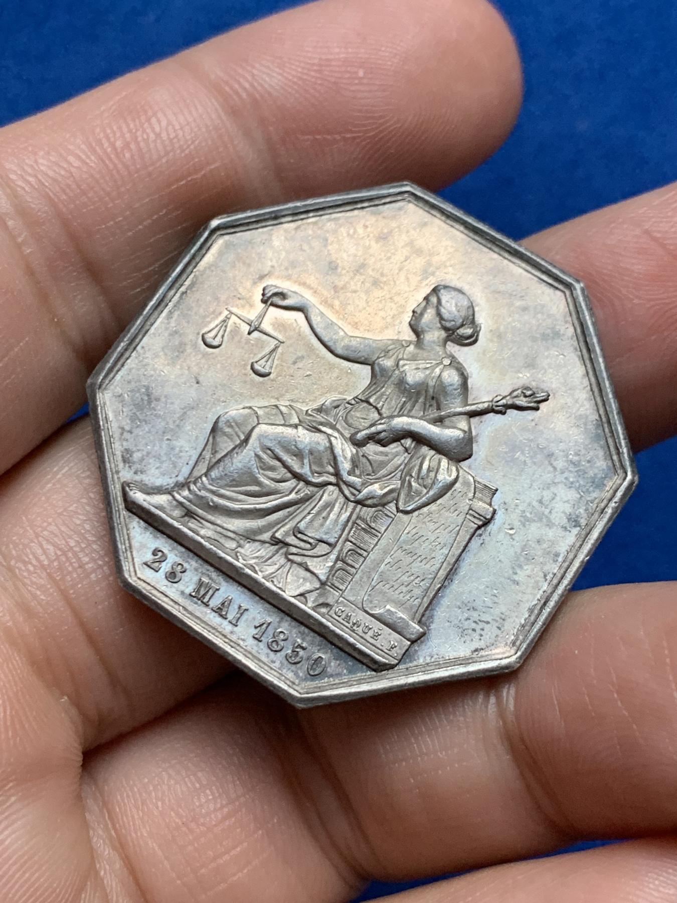 《竞宝斋》第271场-八角与章专场 周日，周一，周二  3场连拍 （全场包邮） 法国公平正义女神八角银质代币 19克 35.4mm 手指边铭