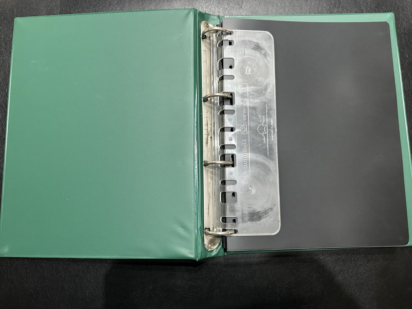 《外钞收藏家》第三百七十期（美洲纸币+其他） 德国绿色灯塔收藏册1本，带3格+黑色分隔页（30页+31页），二手