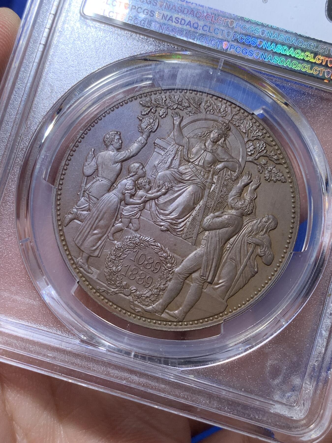 《竞宝斋》第269场- 周日，周一，周二  3场连拍 （全场包邮） PCGS SP63BN 1889年德国萨克森韦廷王朝800周年5马克铜样币 稀少品种 设计精美大气 支撑架小磕