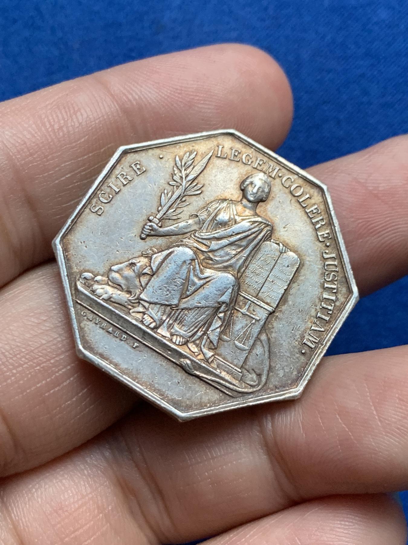 《竞宝斋》第271场-八角与章专场 周日，周一，周二  3场连拍 （全场包邮） 法国农业协会八角银质代币 17.48克 32.9mm 手指边铭