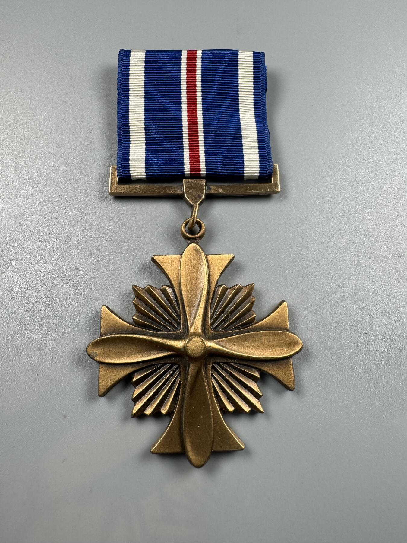 秋玥章舍第四期 美国飞行优异十字勋章