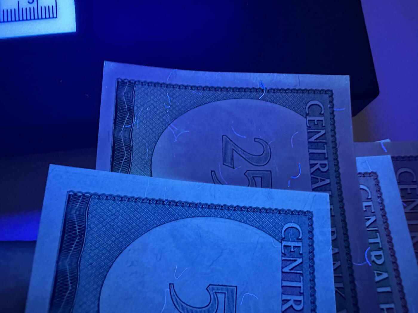 《外钞收藏家》第三百七十期（美洲纸币+其他） 苏里南1982-85年版套币，5/10/25/100/500盾，5枚难得的全套	P125-129 全新 两张极轻微潮