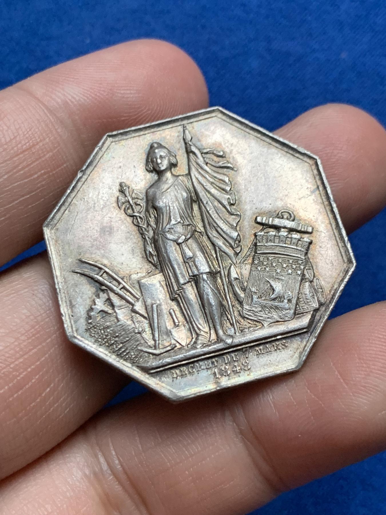 《竞宝斋》第271场-八角与章专场 周日，周一，周二  3场连拍 （全场包邮） 法国巴黎贴现银行八角银质代币 21克 34.7mm 菱形边铭