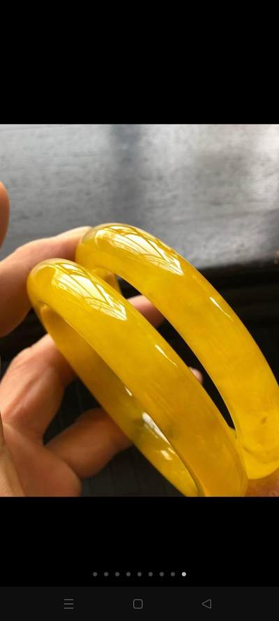 高冰高荧光黄翡翠圆条手镯一对，圈口：59.0/59.3mm，选料上乘，冰透水润，满色通透，成色漂亮，佩戴大气，油润包浆，完整全品。D196 - 高冰高荧光黄翡翠圆条手镯一对，圈口：59.0/59.3mm，选料上乘，冰透水润，满色通透，成色漂亮，佩戴大气，油润包浆，完整全品。D196