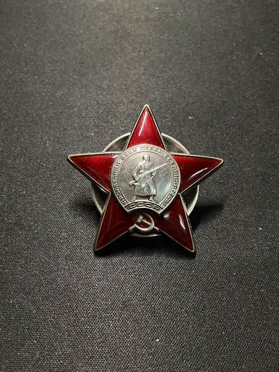 戎马世界章牌大赏第69期 - 苏联红星勋章，事迹为少见冷战训练飞行员事迹，得主为歼击机教导团副指挥员，事迹为歼击机飞行员训练工作中表现突出，申请红旗实发红星勋章，号段360497