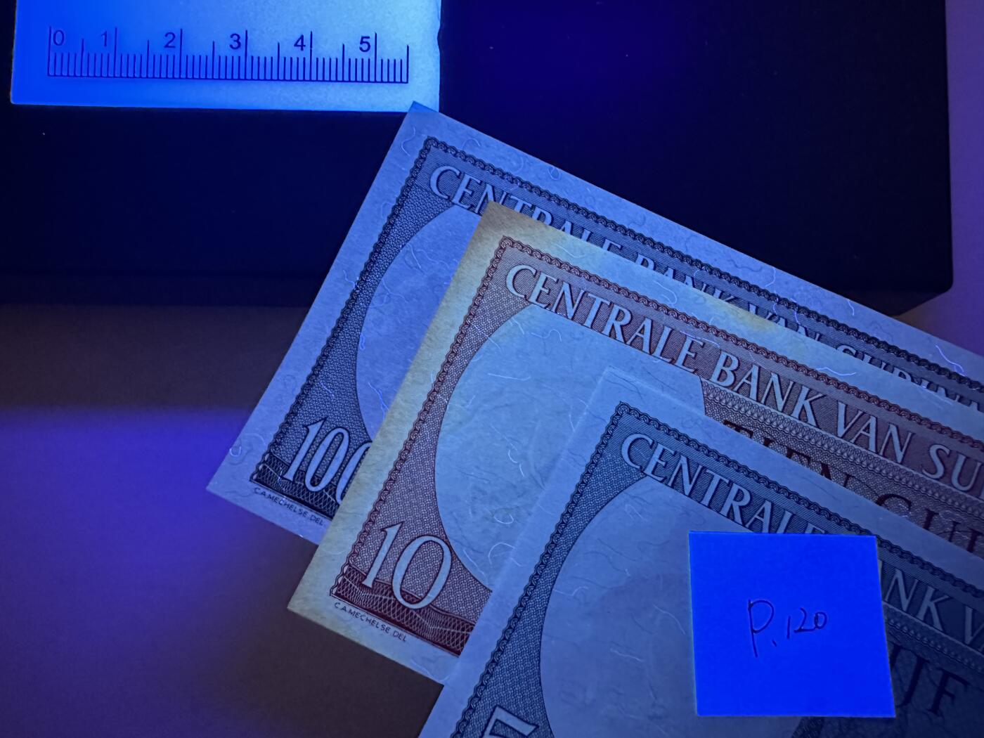 《外钞收藏家》第三百七十期（美洲纸币+其他） 苏里南1963年版套币，5/10/1000盾，3枚	P120-124 一张有黄 其他全新