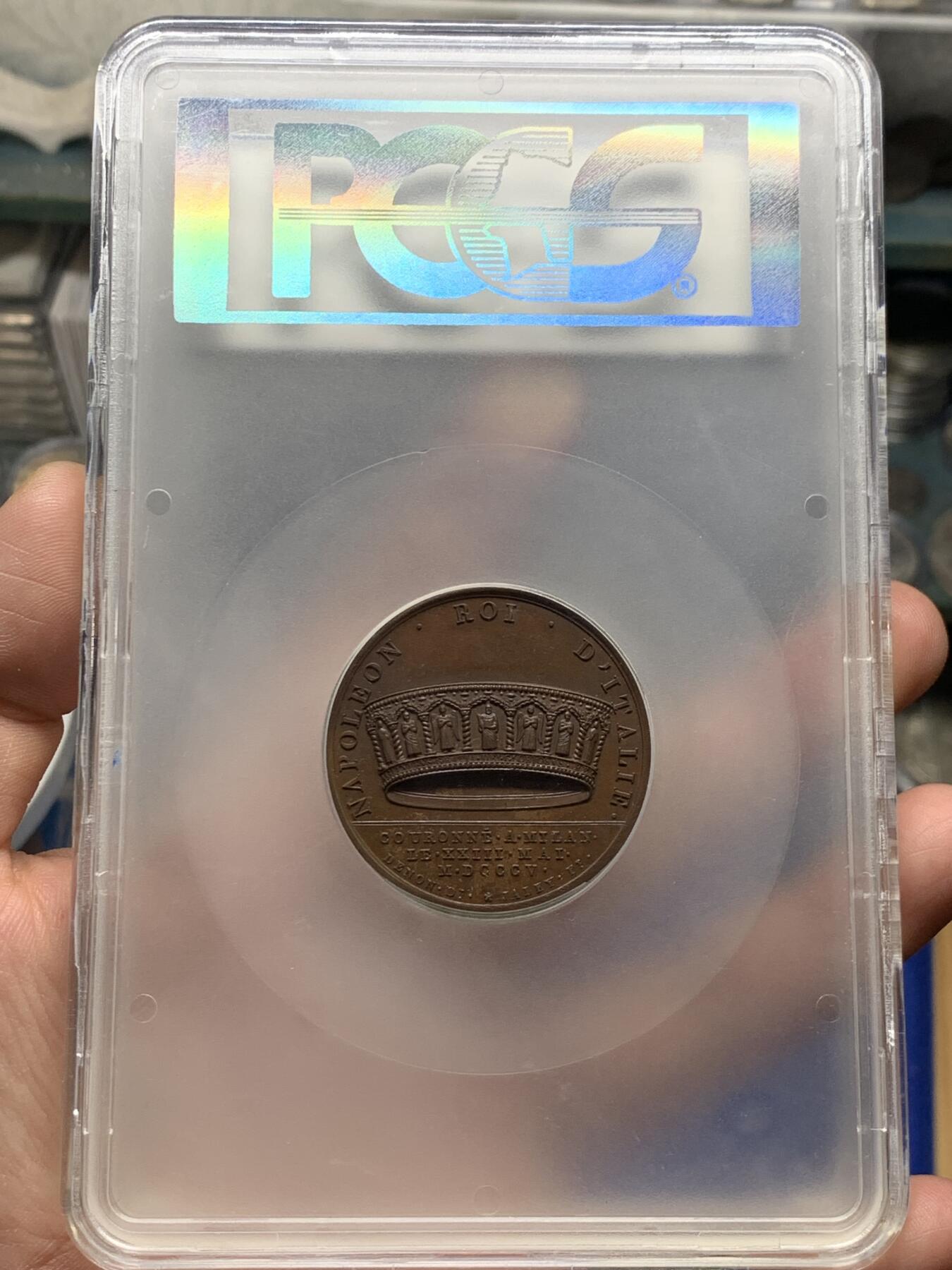 《竞宝斋》第269场- 周日，周一，周二  3场连拍 （全场包邮） PCGS SP64 法国1805年拿破仑一世米兰大加冕原铸铜章 背面历史上著名的铁王冠 纪念拿破仑在米兰大教堂加冕为意大利国王 要当整个欧陆的皇帝 霸气大盒 适合桌面摆放