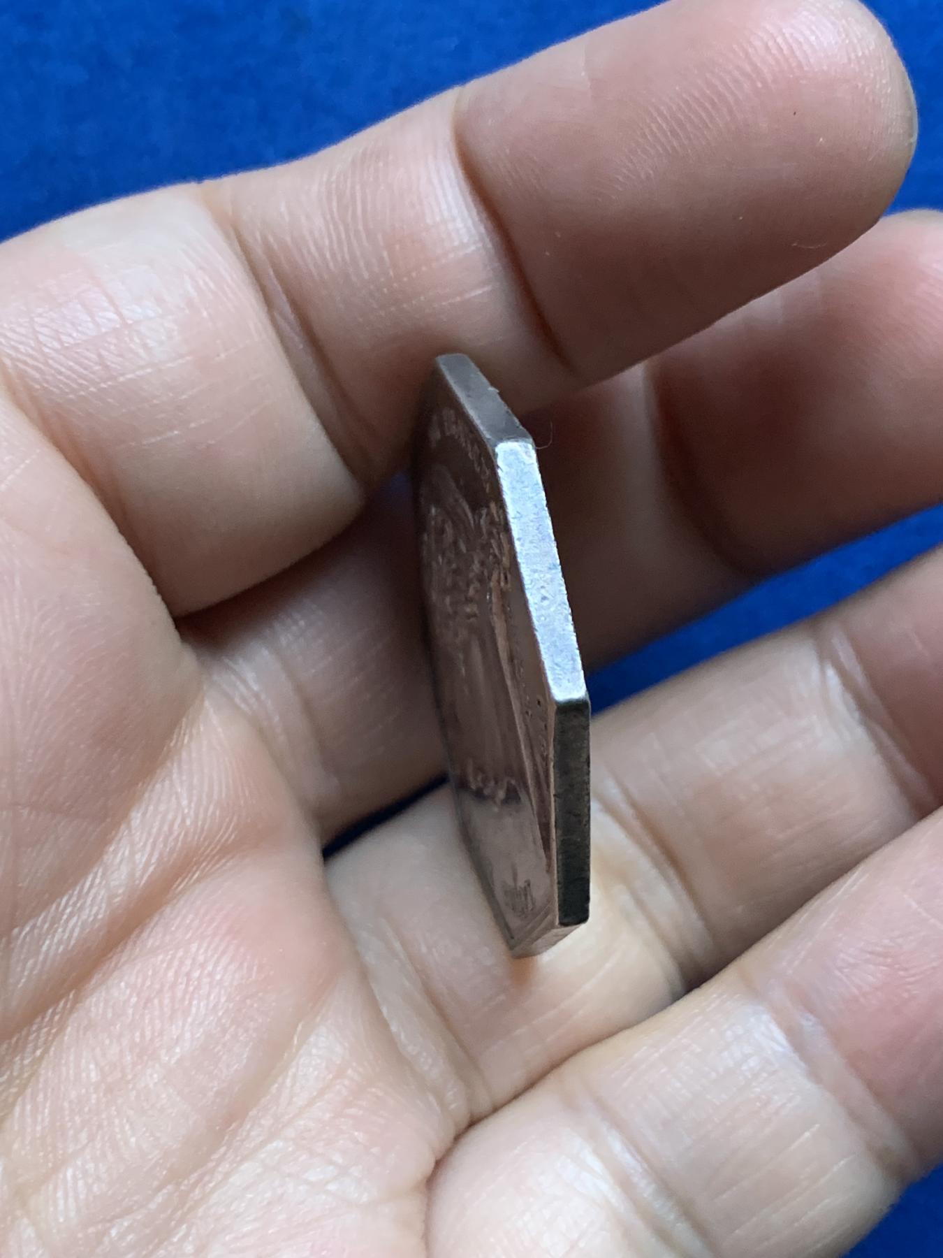 《竞宝斋》第271场-八角与章专场 周日，周一，周二  3场连拍 （全场包邮） 法国1819路易十八市议会八角银质代币 14.35克 31.9mm 早期无边铭